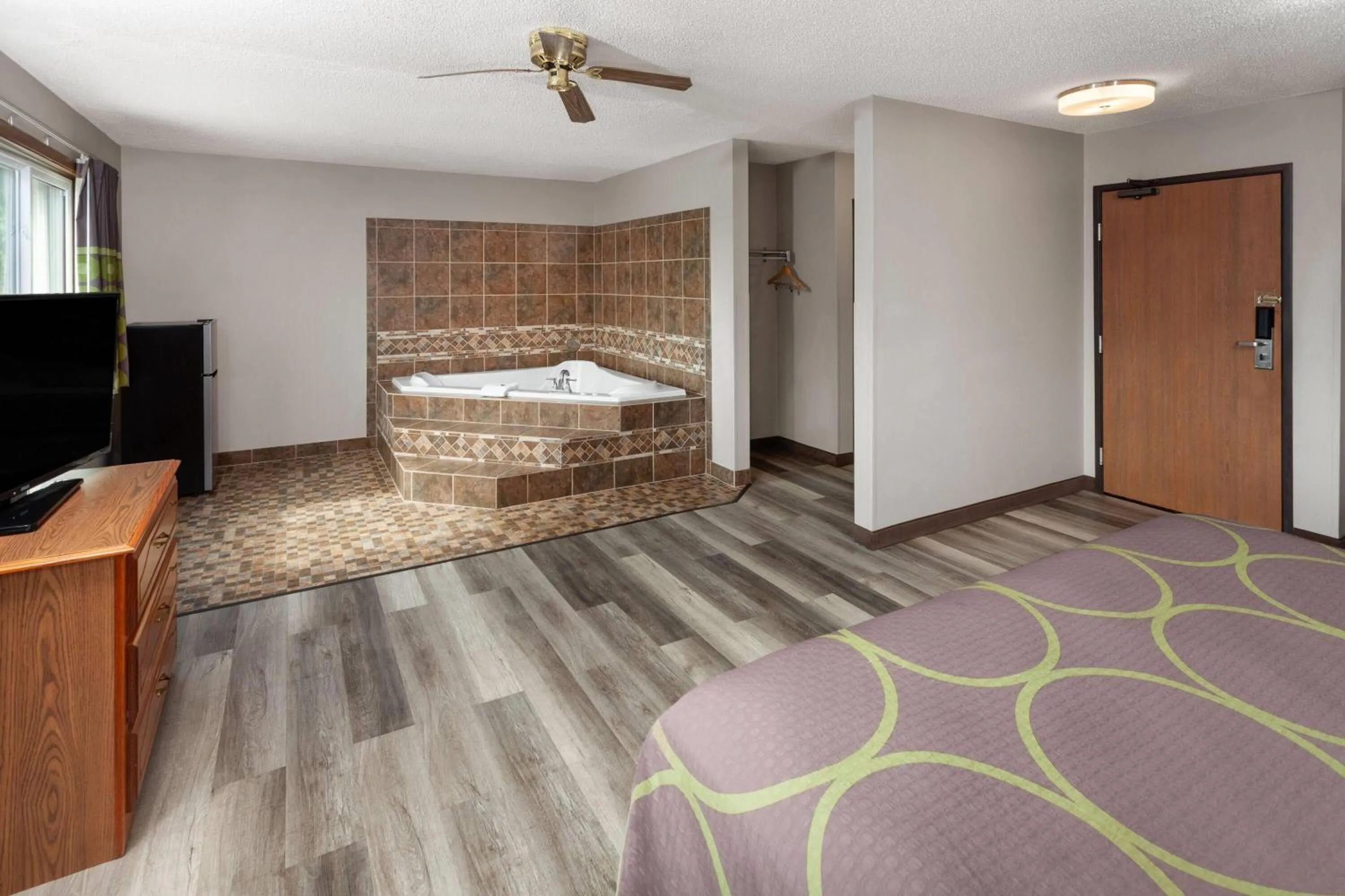 King Suite - Non-Smoking in Super 8 by Wyndham Green Bay Near Stadium