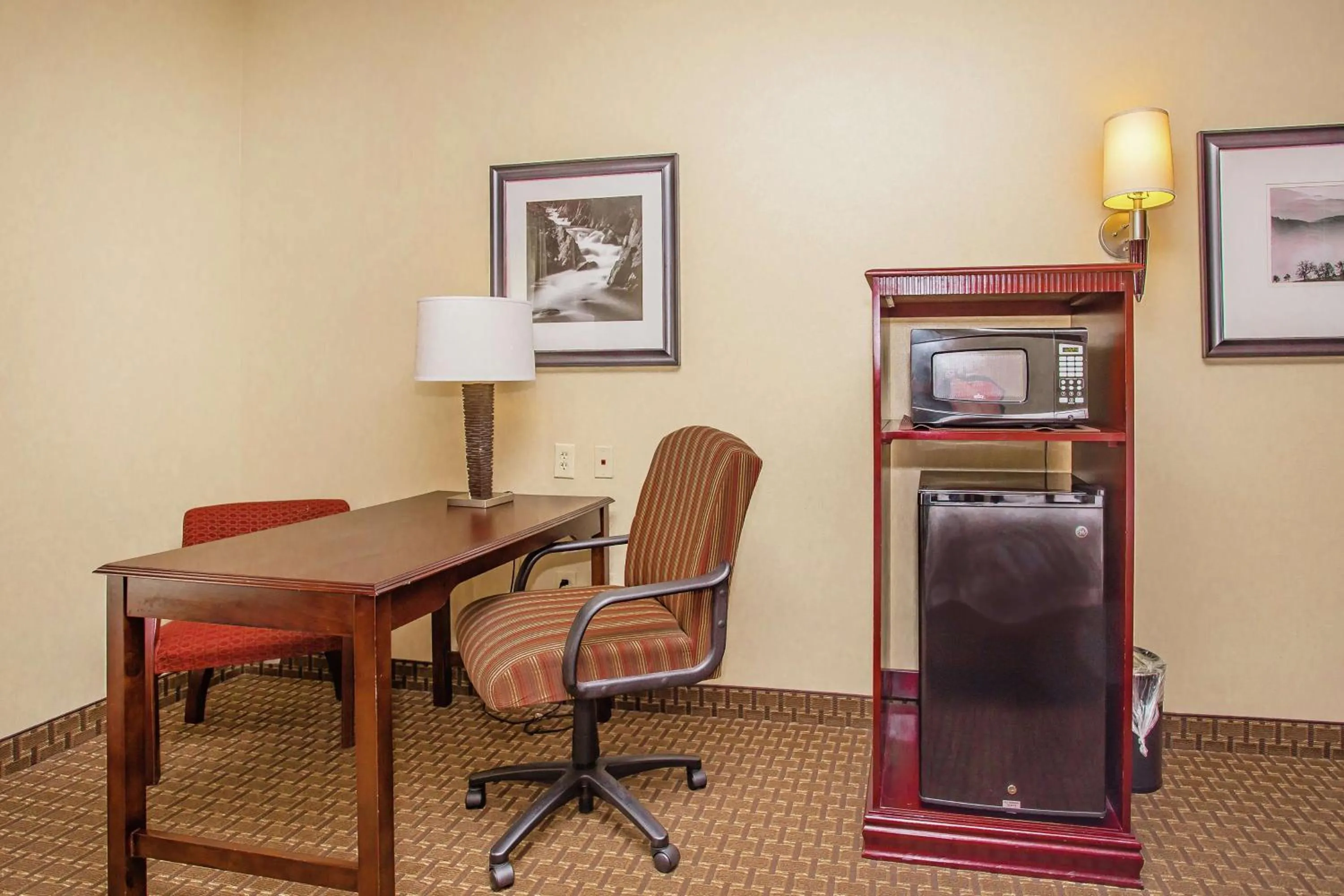 King Room with King Bed - Non-Smoking in Hampton Inn & Suites Sevierville at Stadium Drive