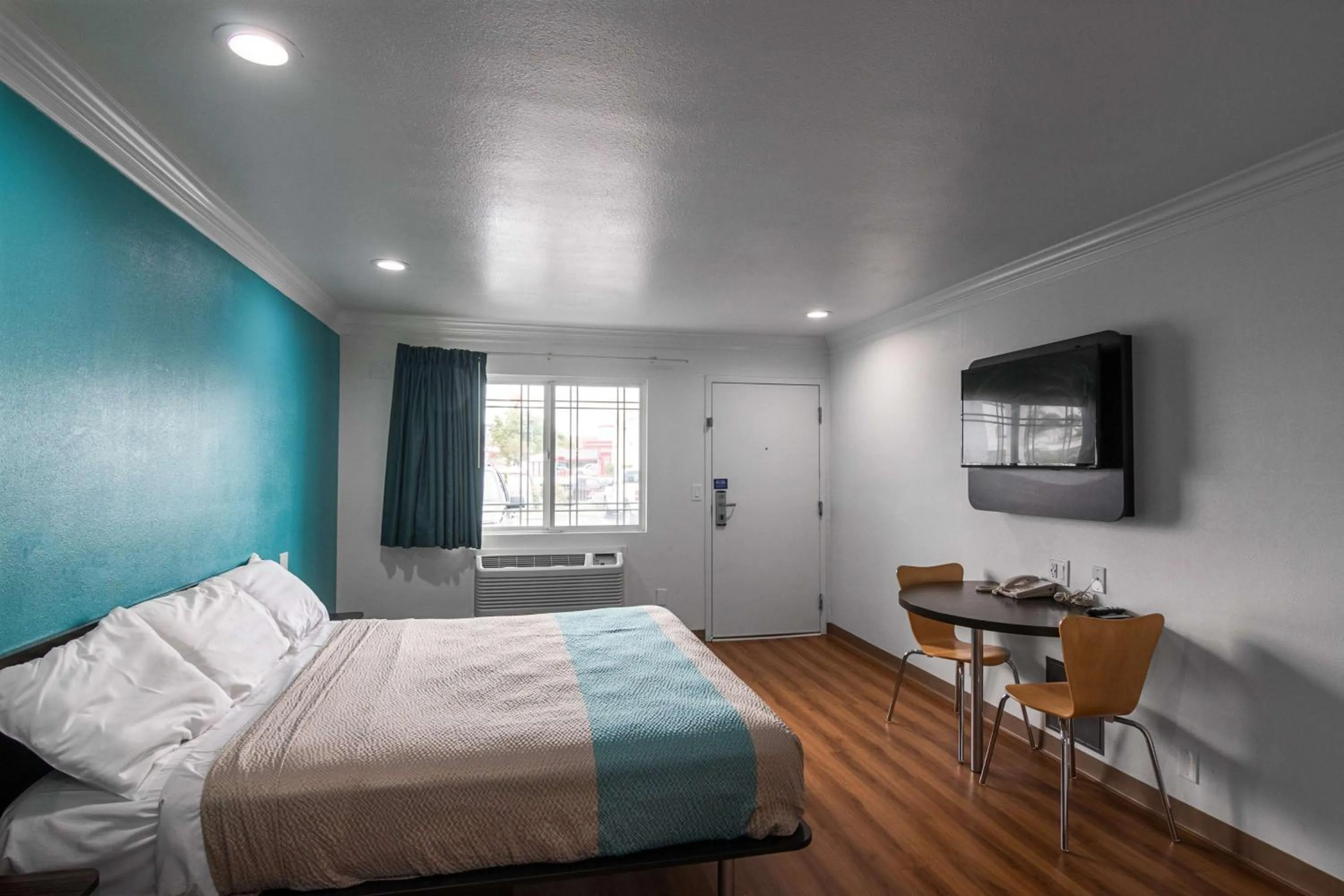 Deluxe King Room - Non-Smoking in Motel 6-Norwalk, CA