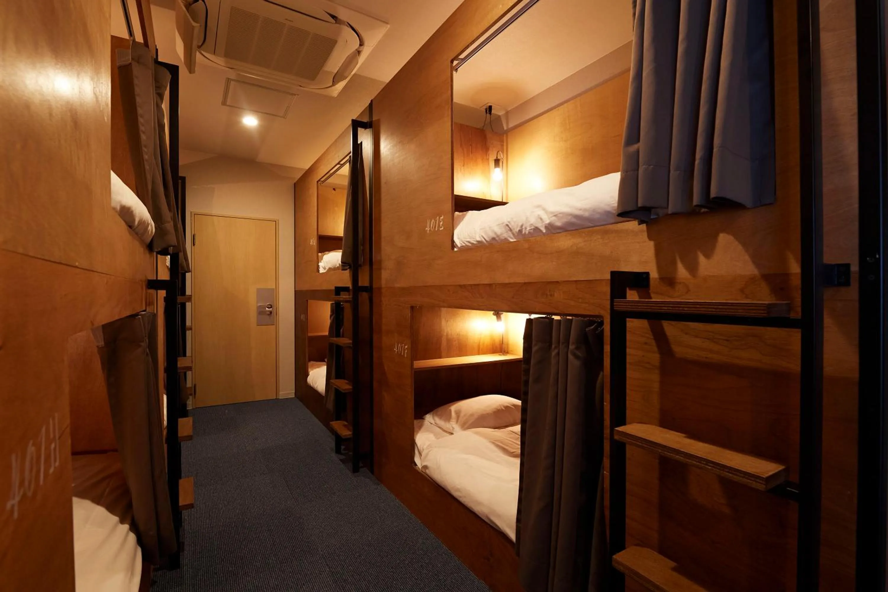 Mixed Dormitory Room with 8 Beds in Turn Table