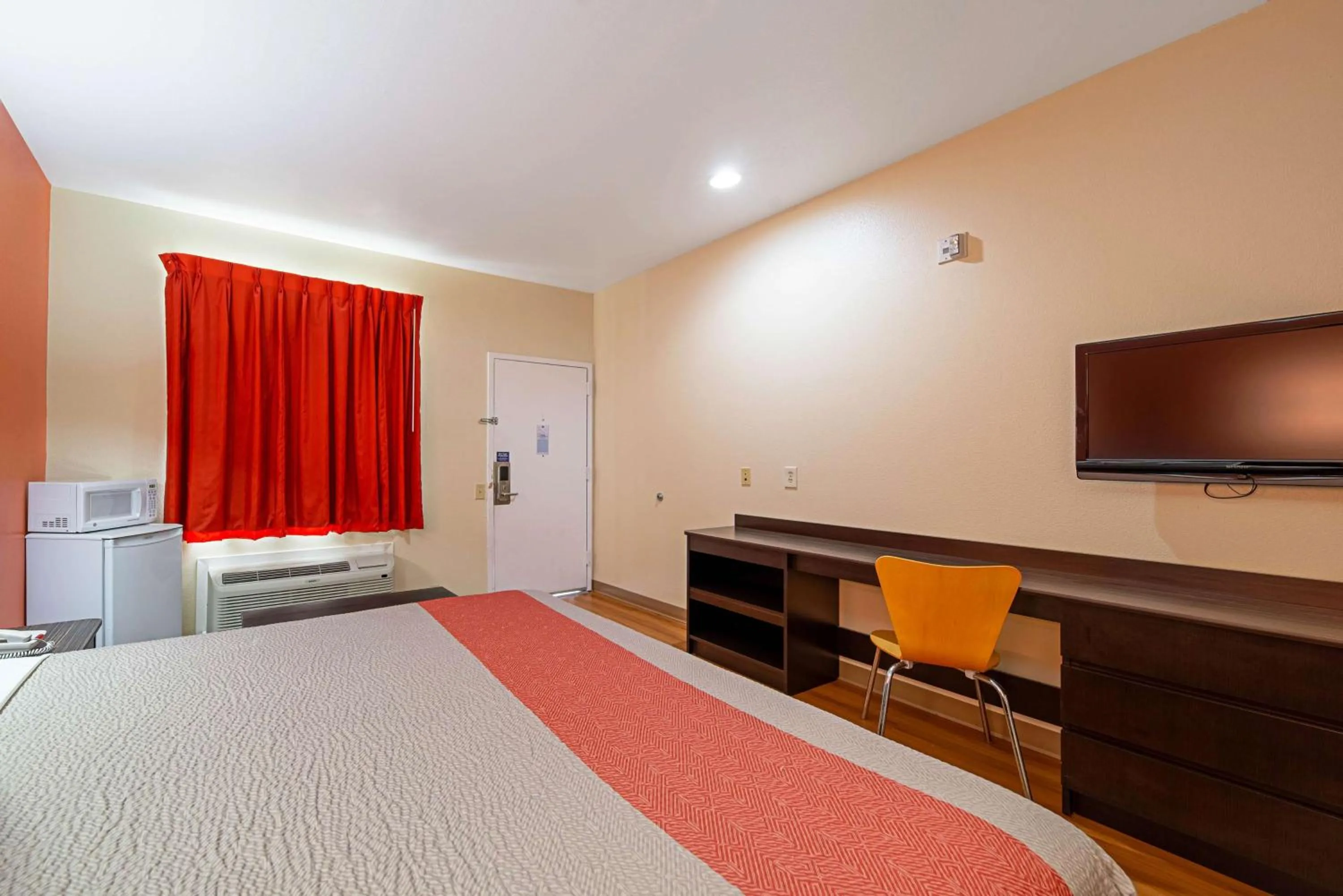 King Room - single occupancy - Non-Smoking in Motel 6-Rhome, TX