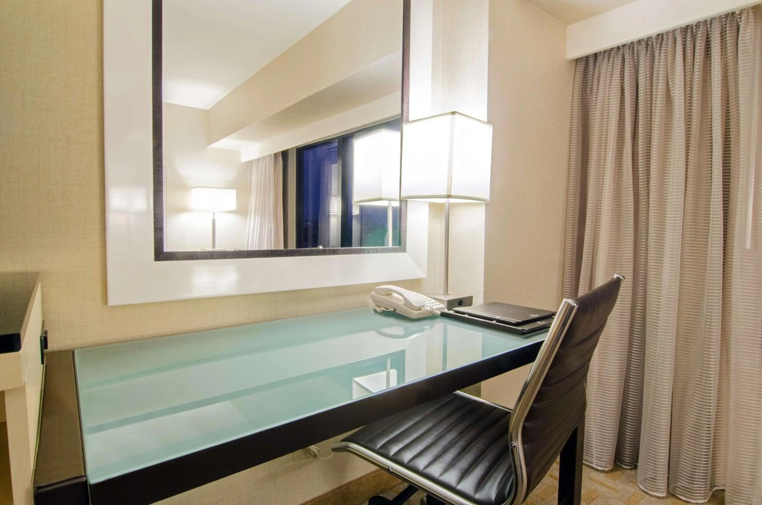 Superior King Suite with Roll-In shower - Mobility Access in Hilton Los Angeles Airport