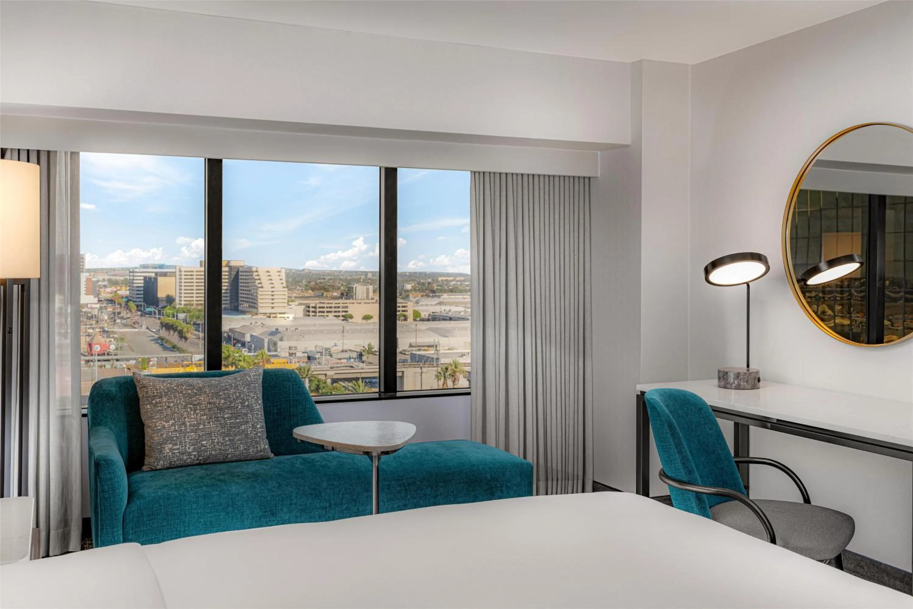 Superior King Room with Bath Tub - Mobility and Hearing Access in Hilton Los Angeles Airport