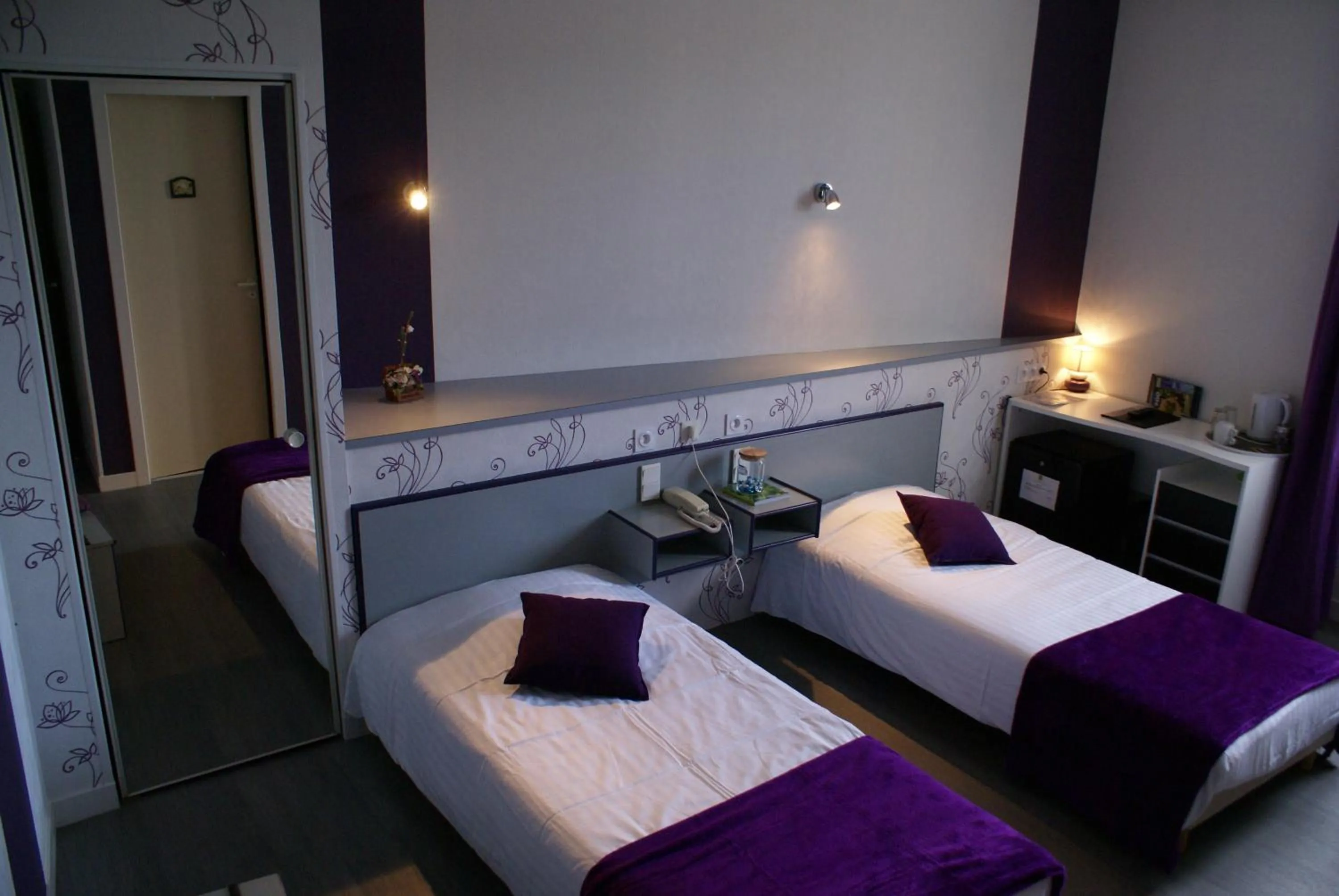 Twin Room in Logis Hotel Restaurant Le Vedaquais