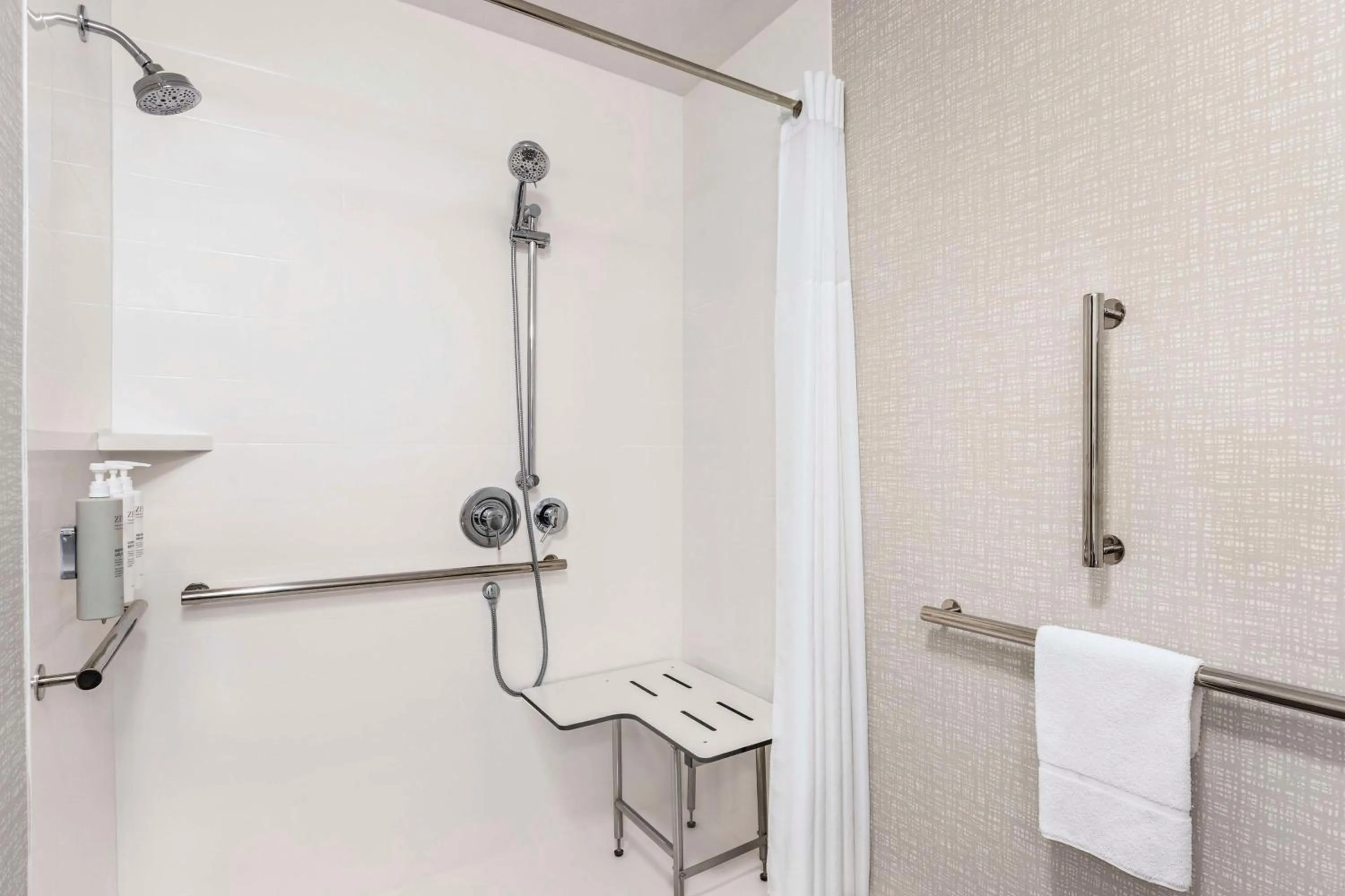 King Room with Roll-In Shower - Mobility and Hearing Access/Non-Smoking in Hampton Inn Quakertown