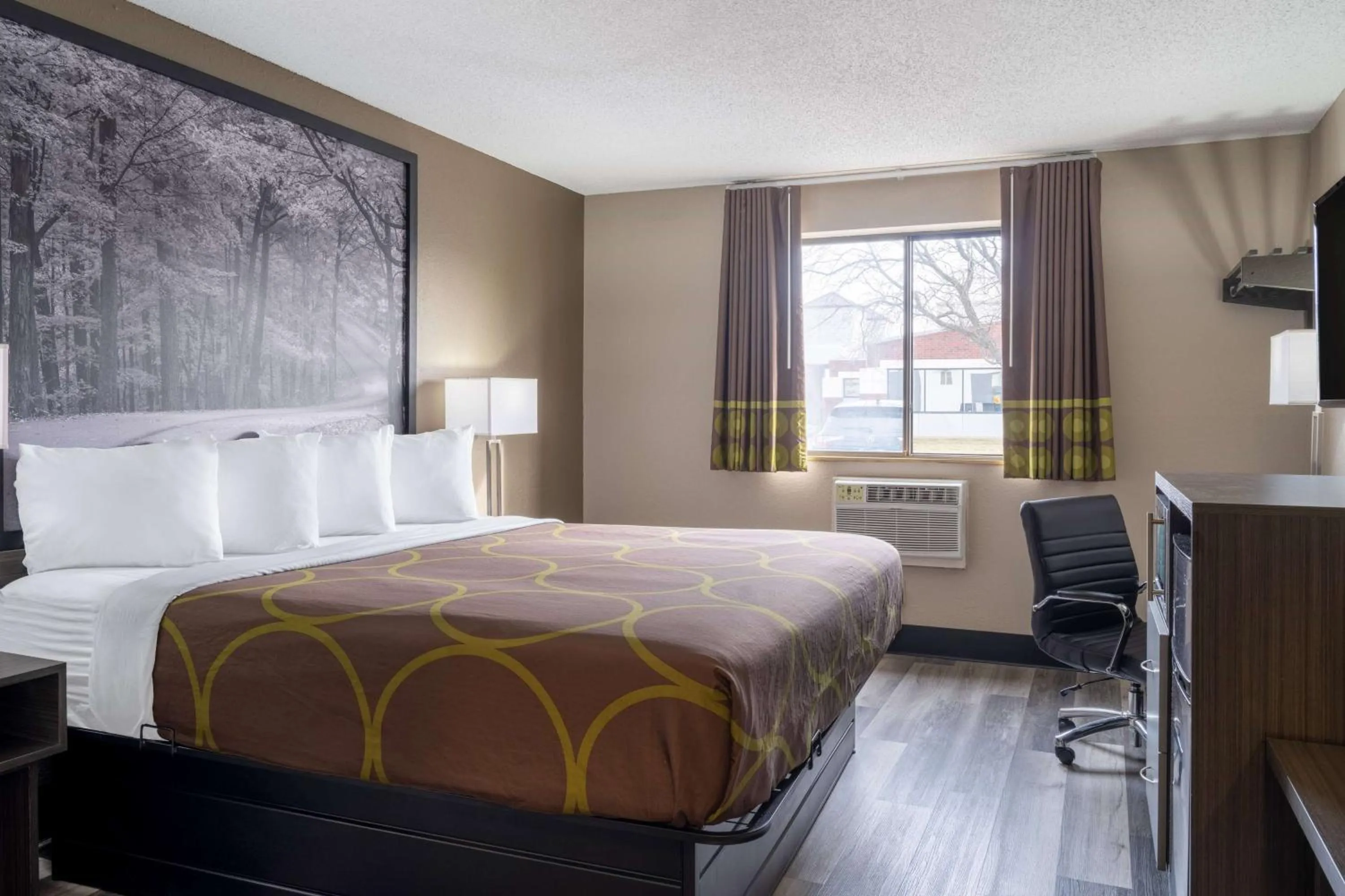King Suite - Non-Smoking in Super 8 by Wyndham Merrillville