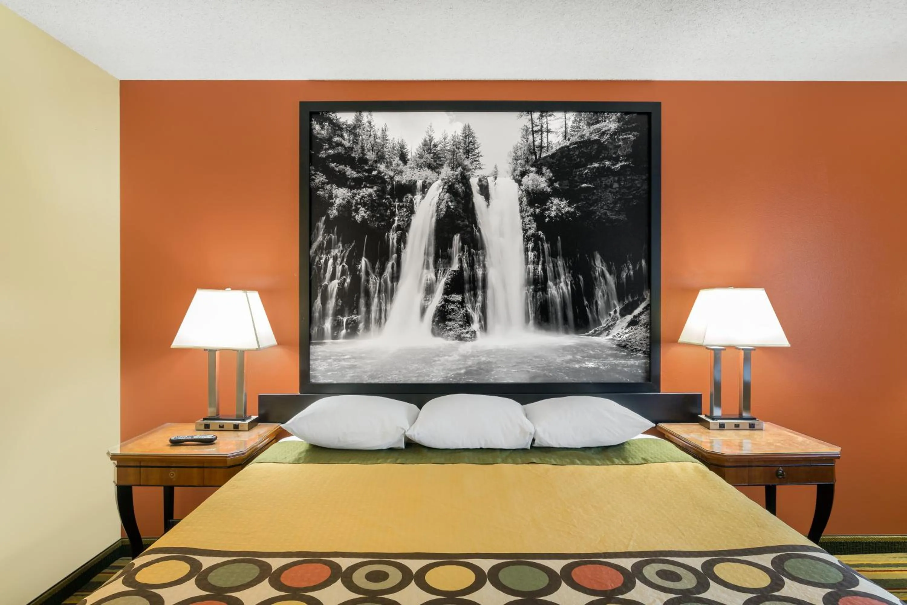 Queen Room - Smoking in Super 8 by Wyndham Chico