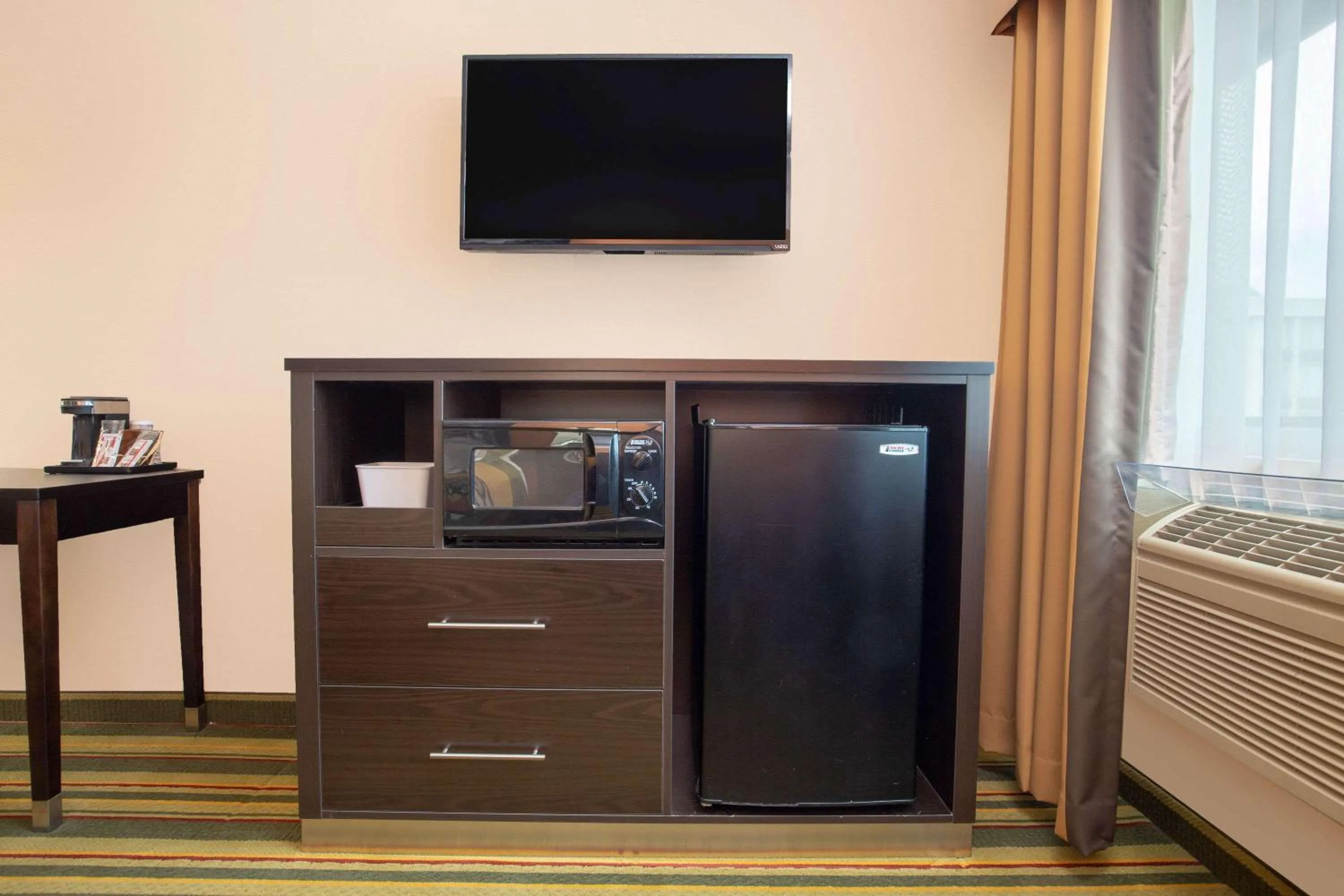 Queen Room - Non-Smoking in Super 8 by Wyndham Chico