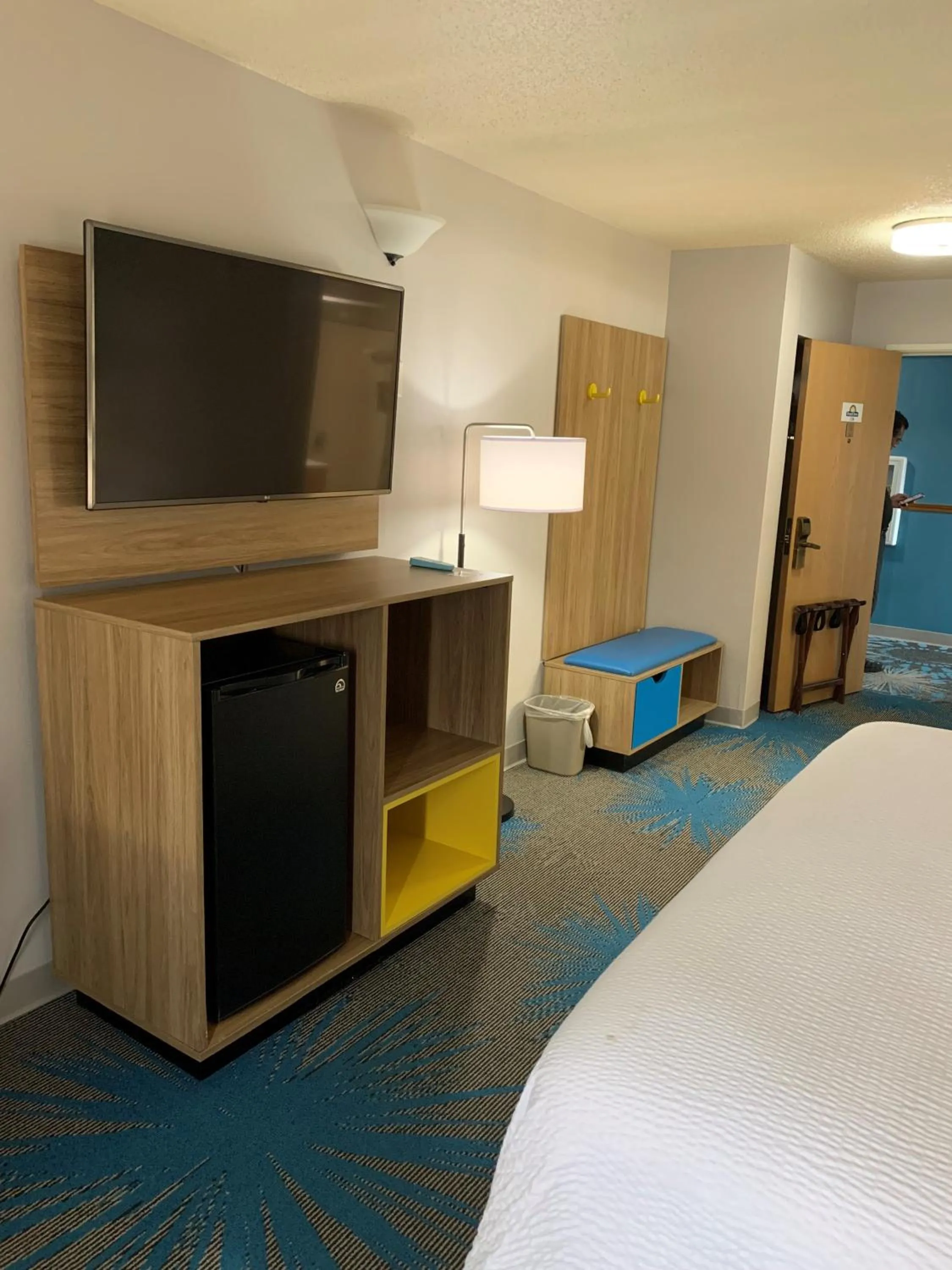Business Room with Bathtub with Grab Bars - Mobility Accessible in Days Inn by Wyndham Custer