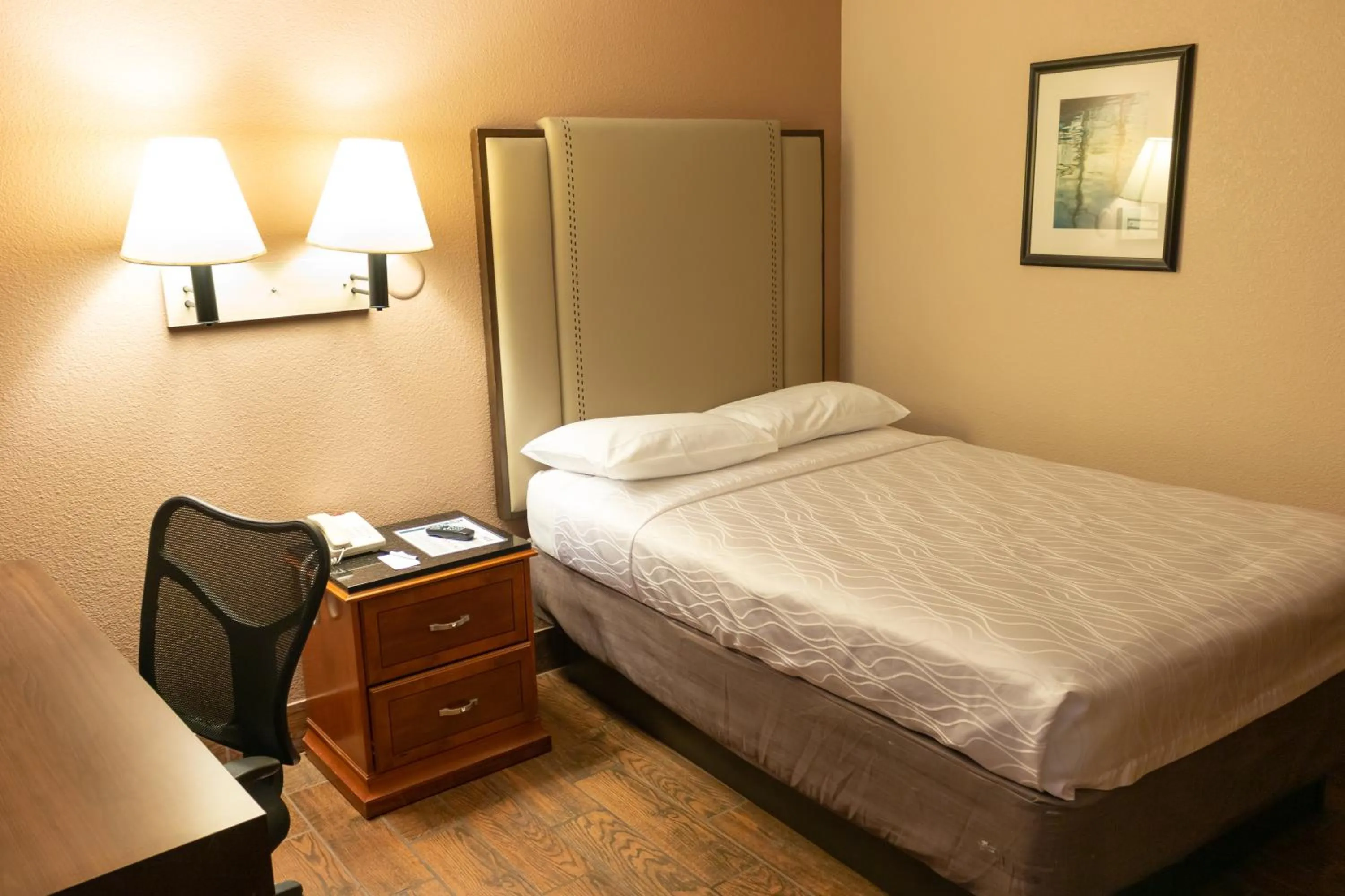 Full Size One Beds Handicap Nonsmoking in Budgetel Inn & Suites