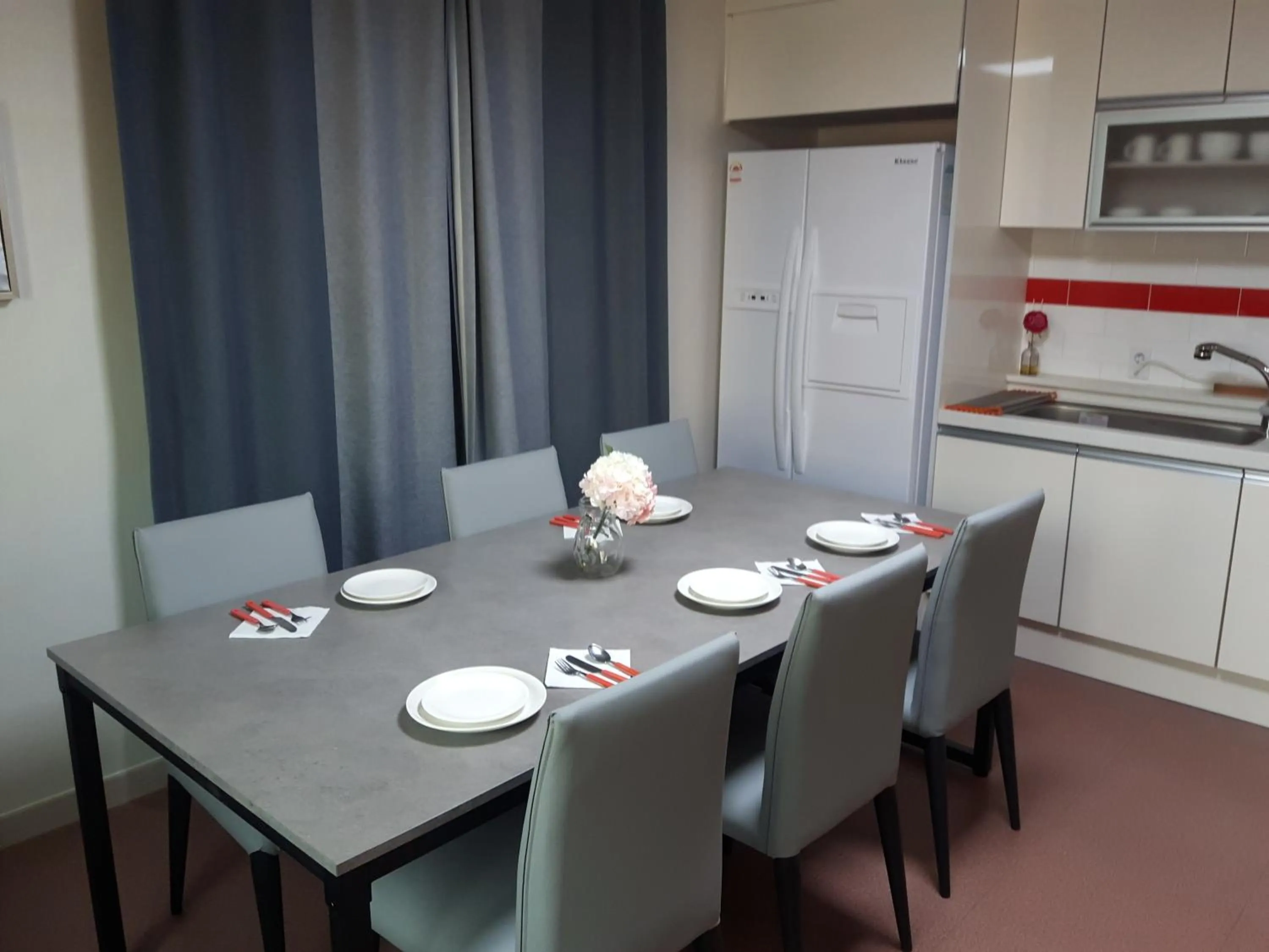 Deluxe Suite in Hotel Joy near Camp Humphres