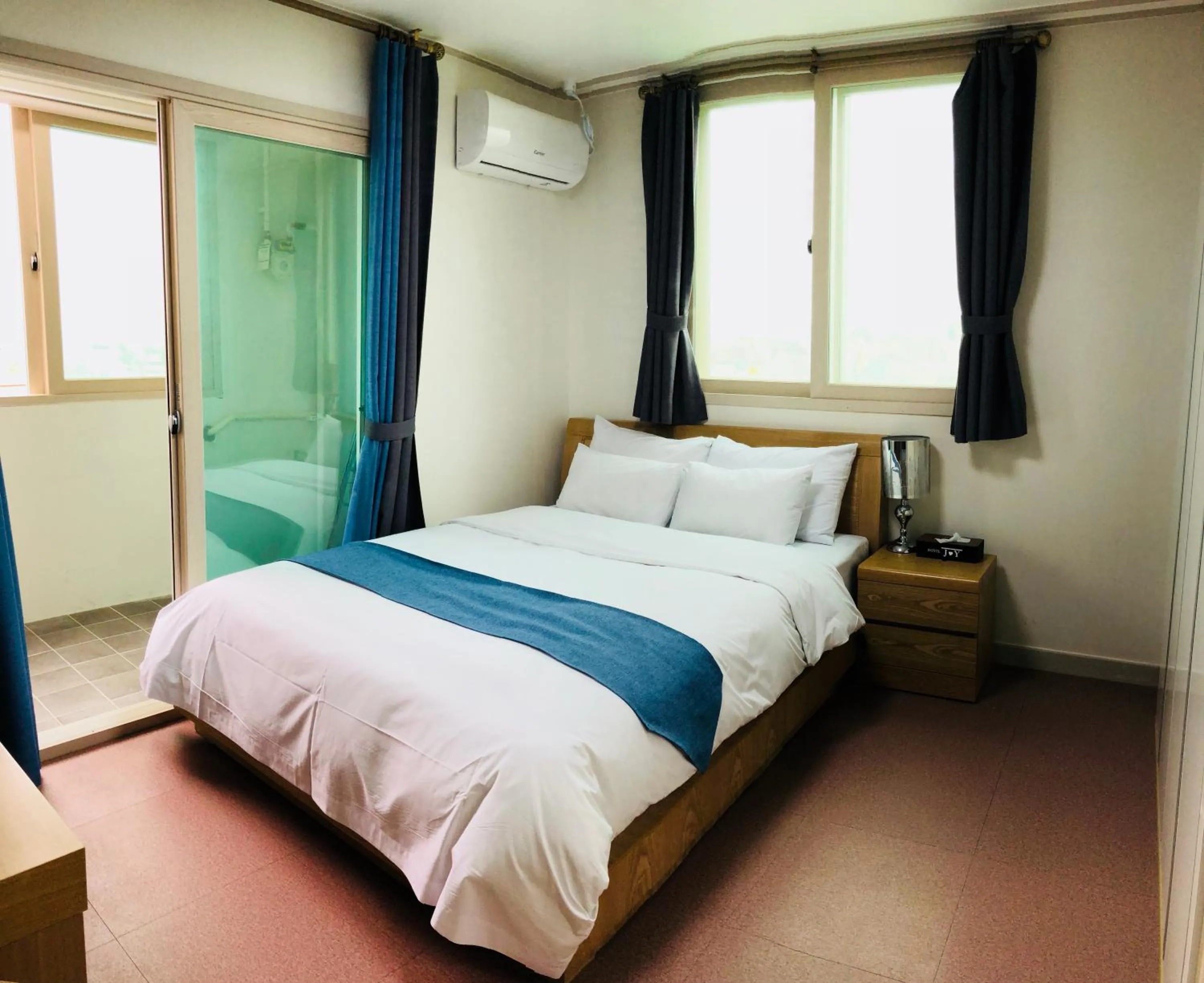 Superior Queen Room in Hotel Joy near Camp Humphres