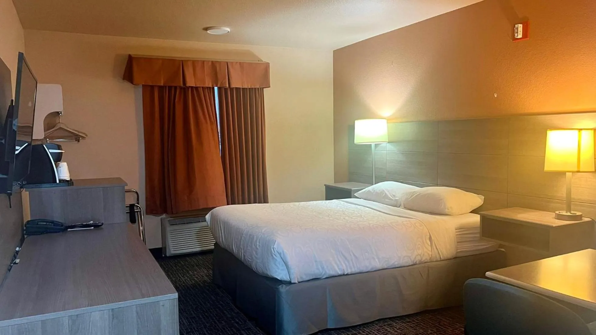 Queen Room with One Queen Bed and Bathtub with Grab Bars - Mobility Accessible - Non-Smoking	 in Ramada by Wyndham Cranbrook