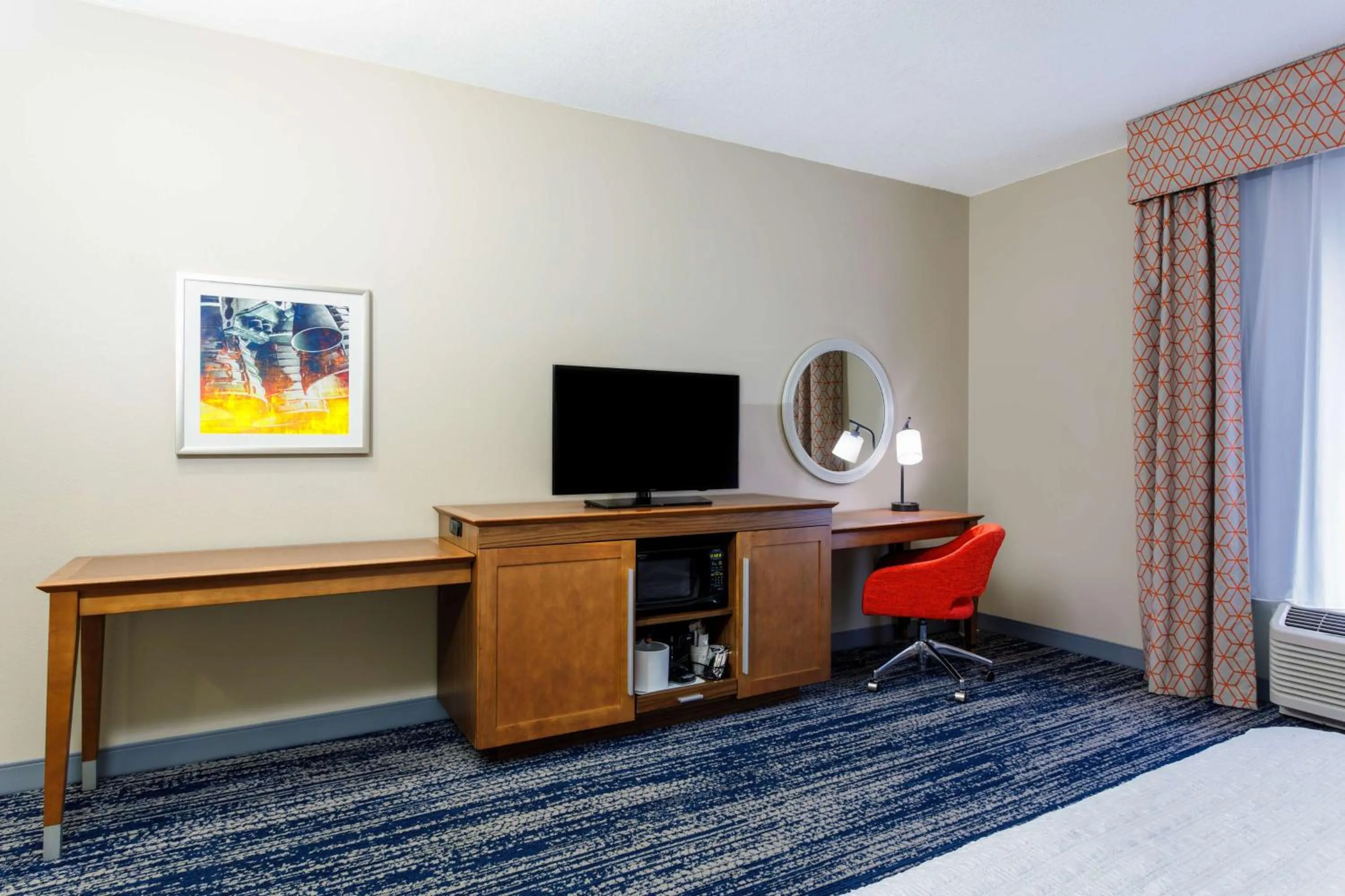 King Room with Accessible Tub - Mobility and Hearing Access/Non-Smoking in Hampton Inn Titusville/I-95 Kennedy Space Center