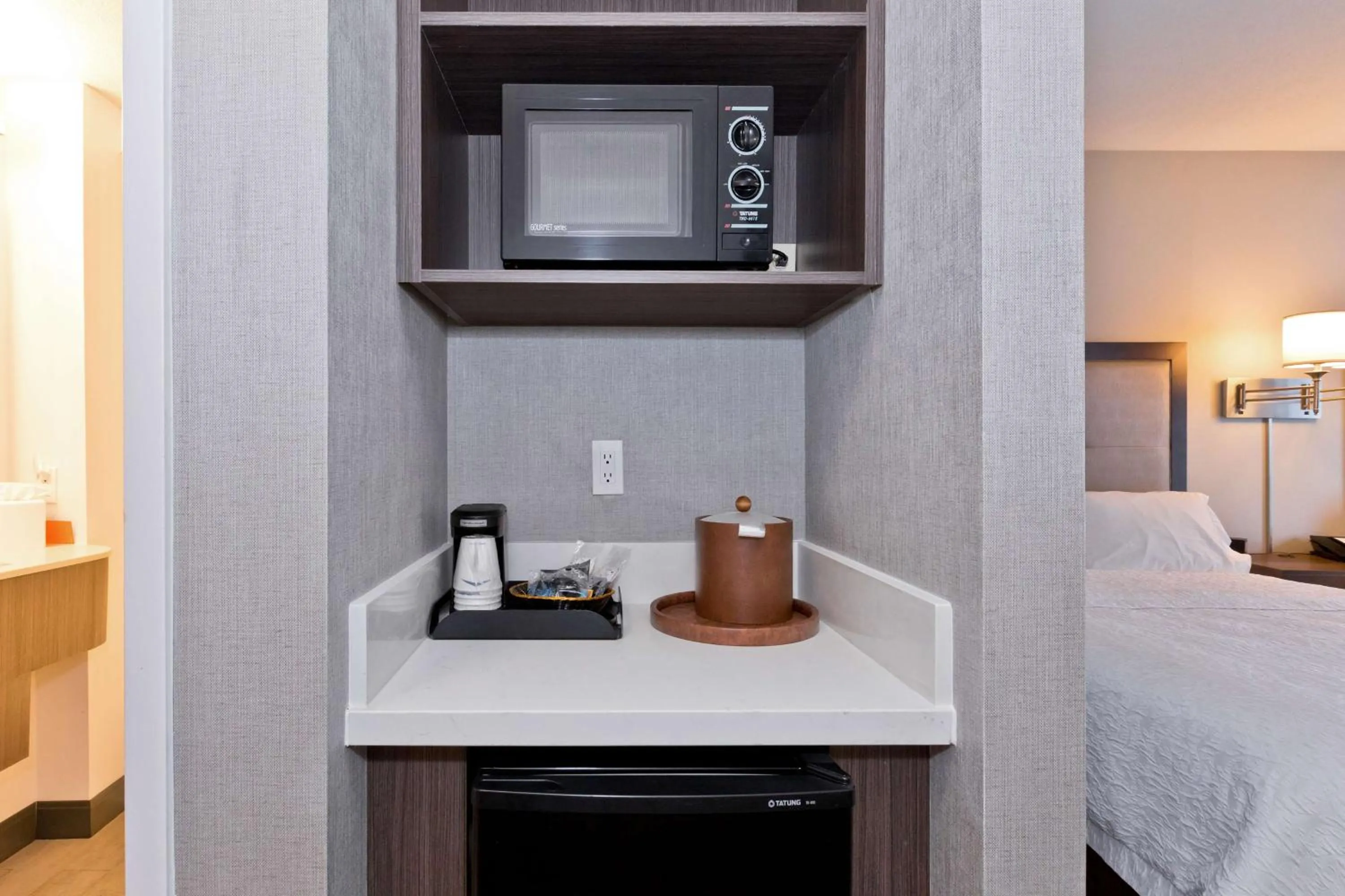 King Room with Sofa Bed and Study - Non-Smoking in Hampton Inn & Suites Palm Desert