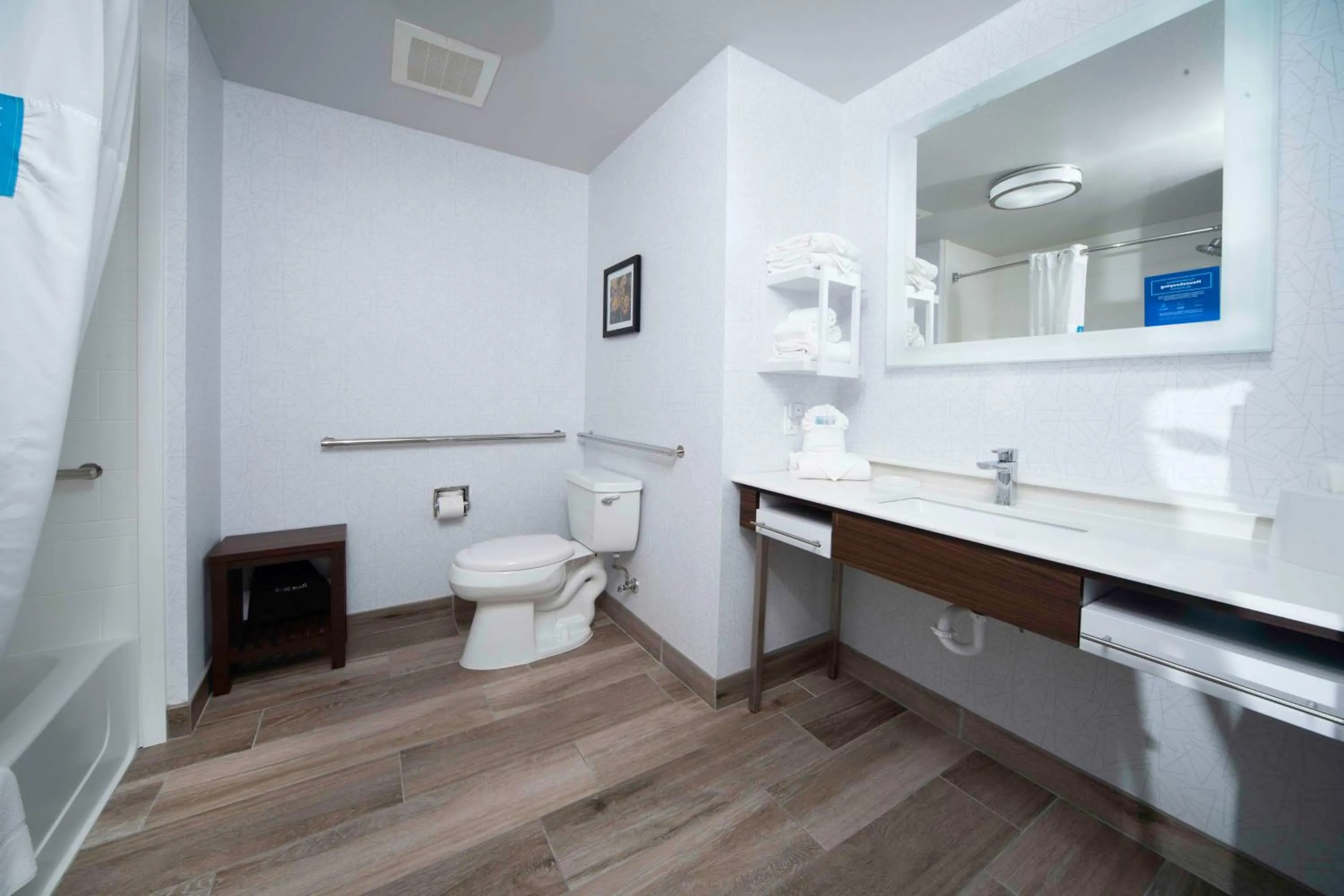 King Room - Mobility Access/Non-Smoking in Hampton Inn Bryant