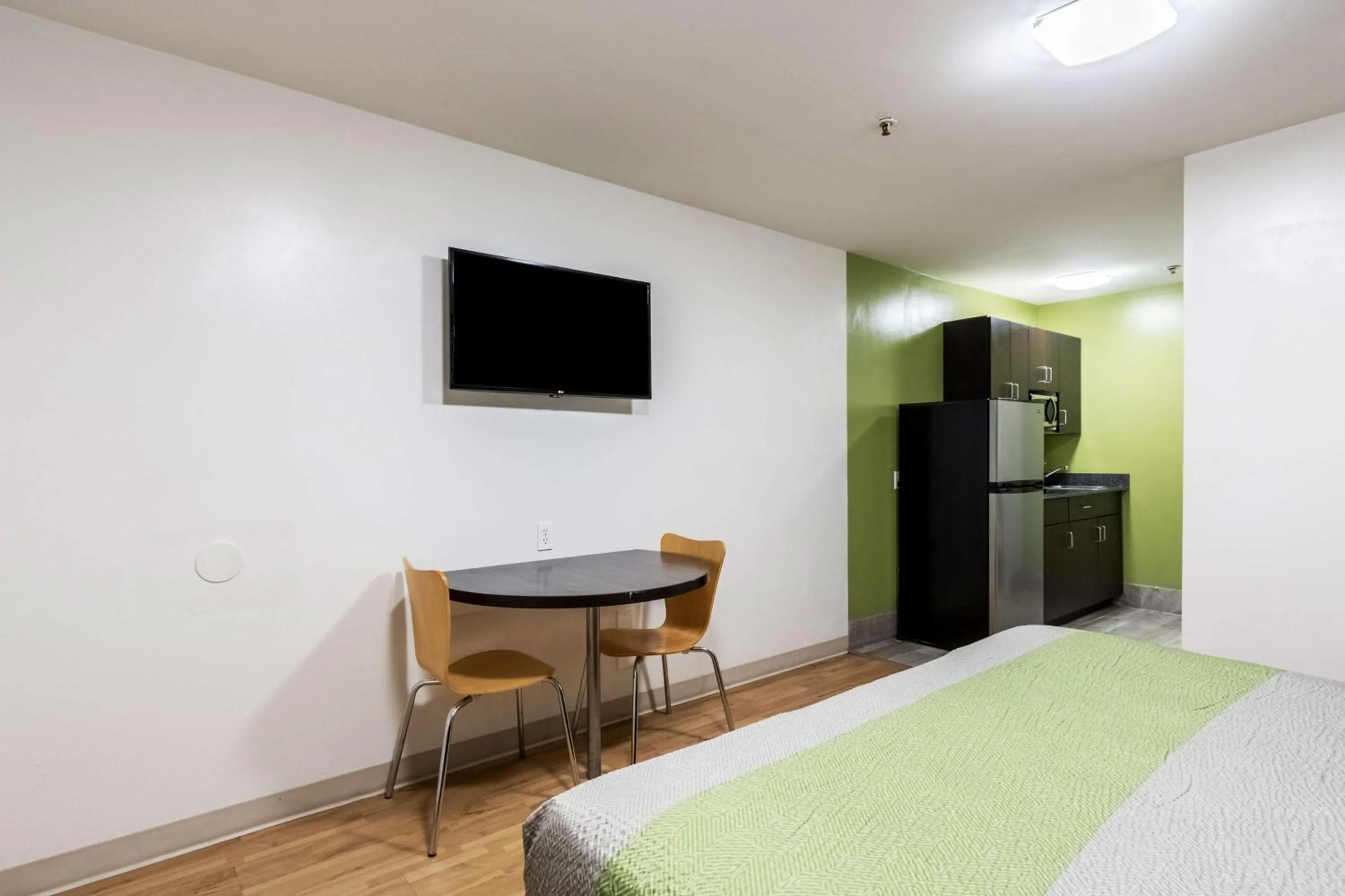 Deluxe King Room - Non-Smoking in Studio 6-Savannah, GA