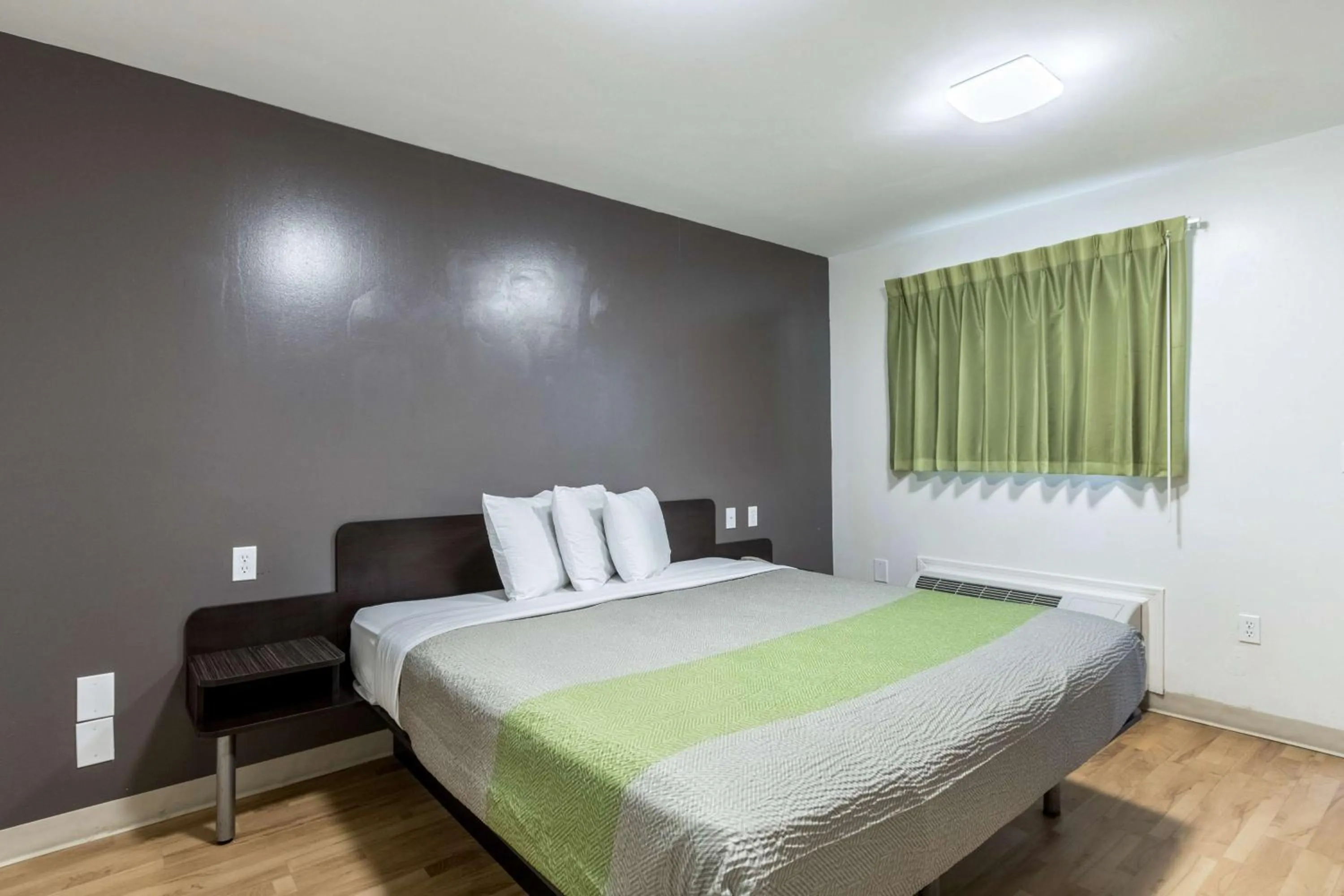 King Room - Disability Access - Non-Smoking in Studio 6-Savannah, GA