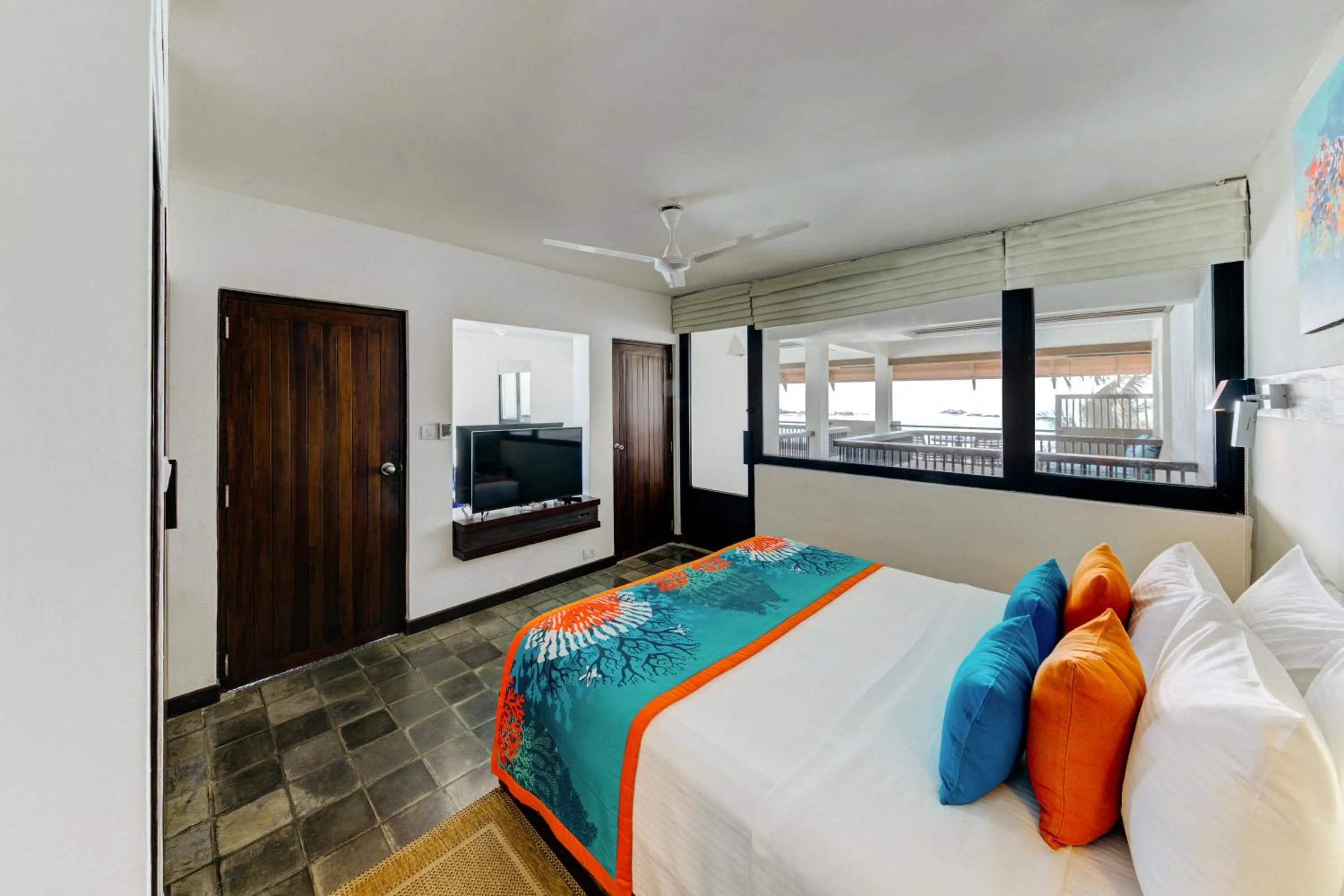 Corner Suite with Balcony & Jacuzzi - single occupancy - 10% discount on F&B, 15% on SPA in Hikka Tranz by Cinnamon
