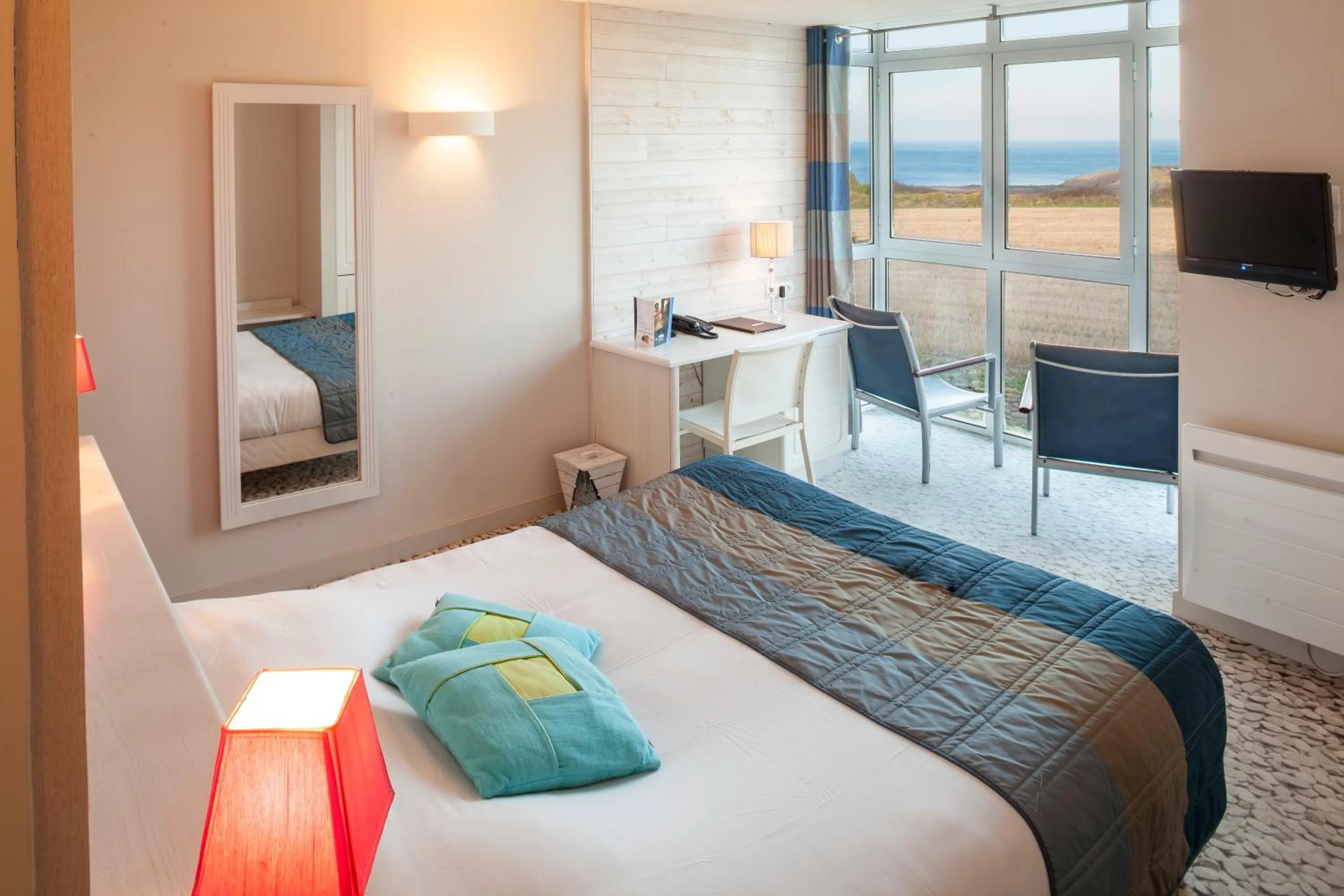 Double or Twin Room with Sea View in Logis Hôtel Vent d'Iroise