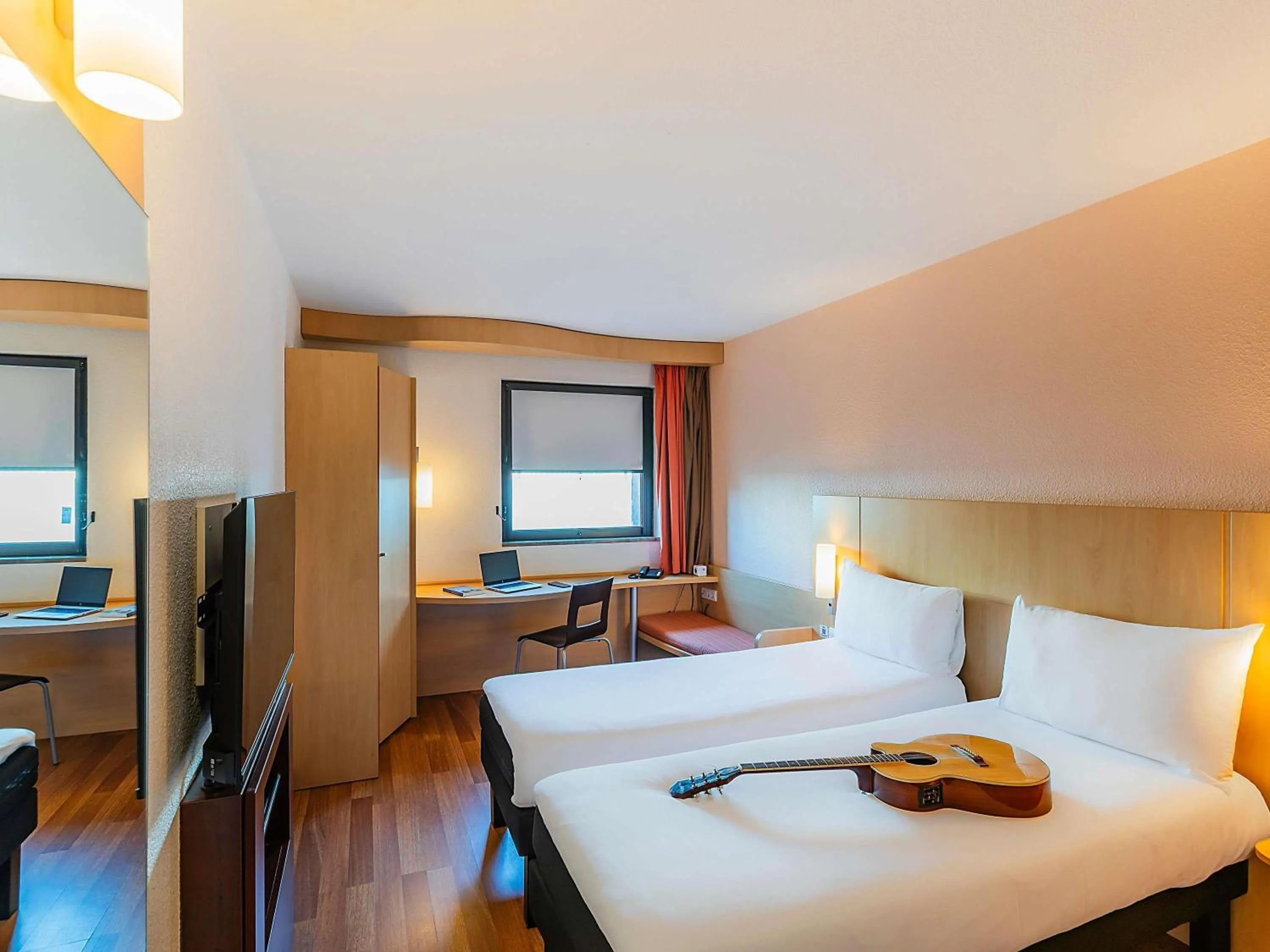 Standard Twin Room in Hotel Ibis Lisboa Sintra