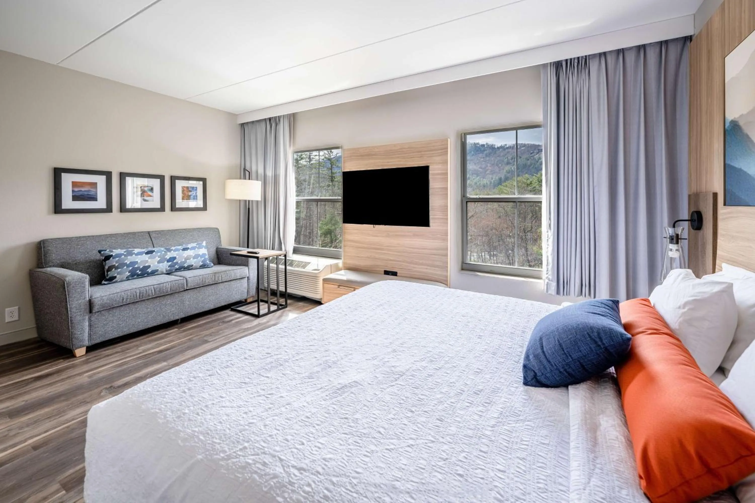 King Room with Mountain View in Hampton Inn & Suites Cashiers - Sapphire Valley