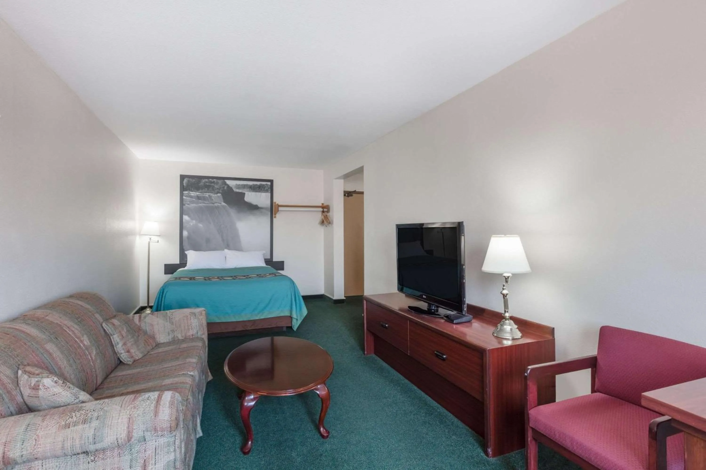 Deluxe King Suite - Non-Smoking in Super 8 by Wyndham Moose Jaw SK