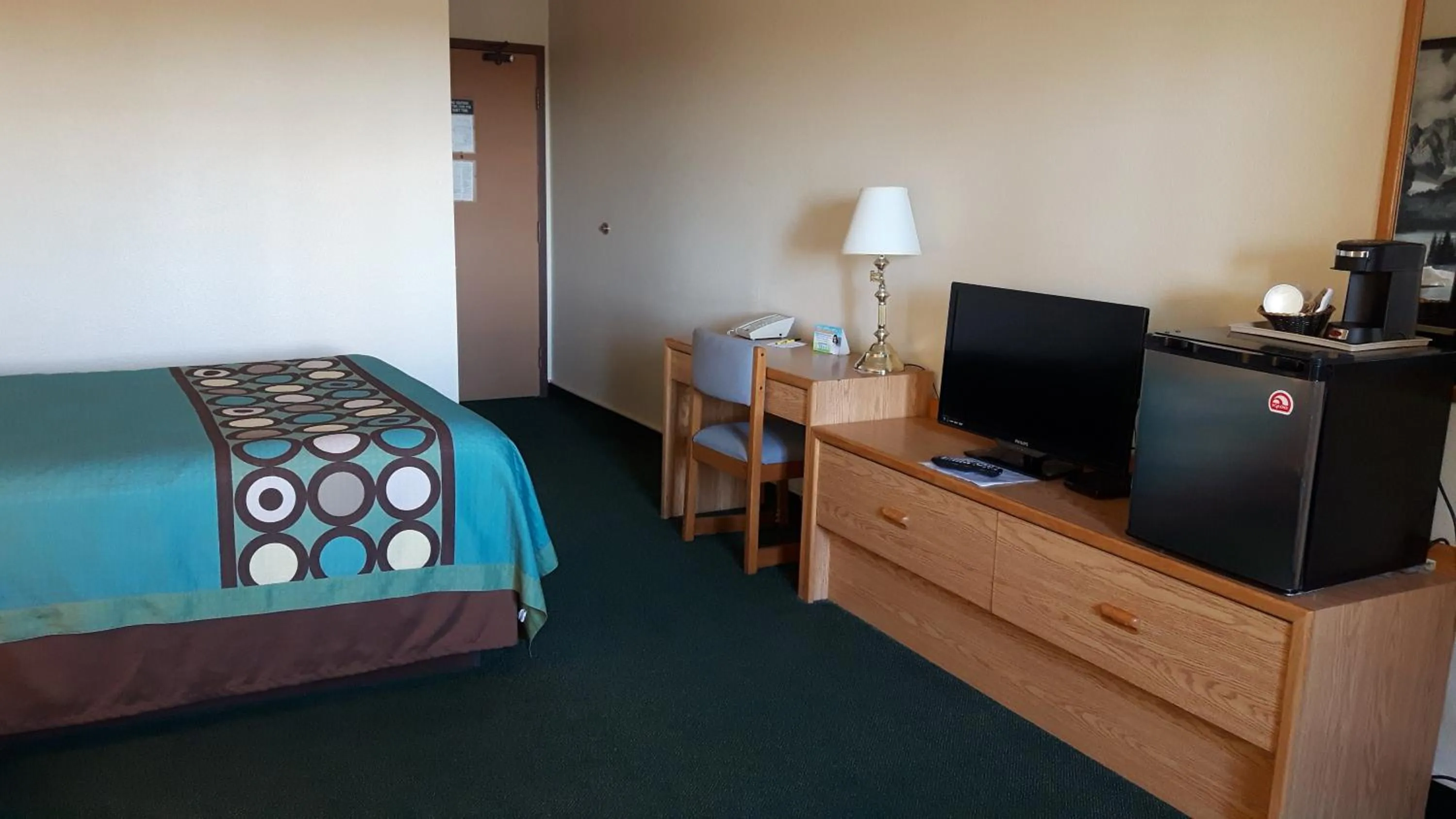 Queen Room - Non-Smoking in Super 8 by Wyndham Moose Jaw SK