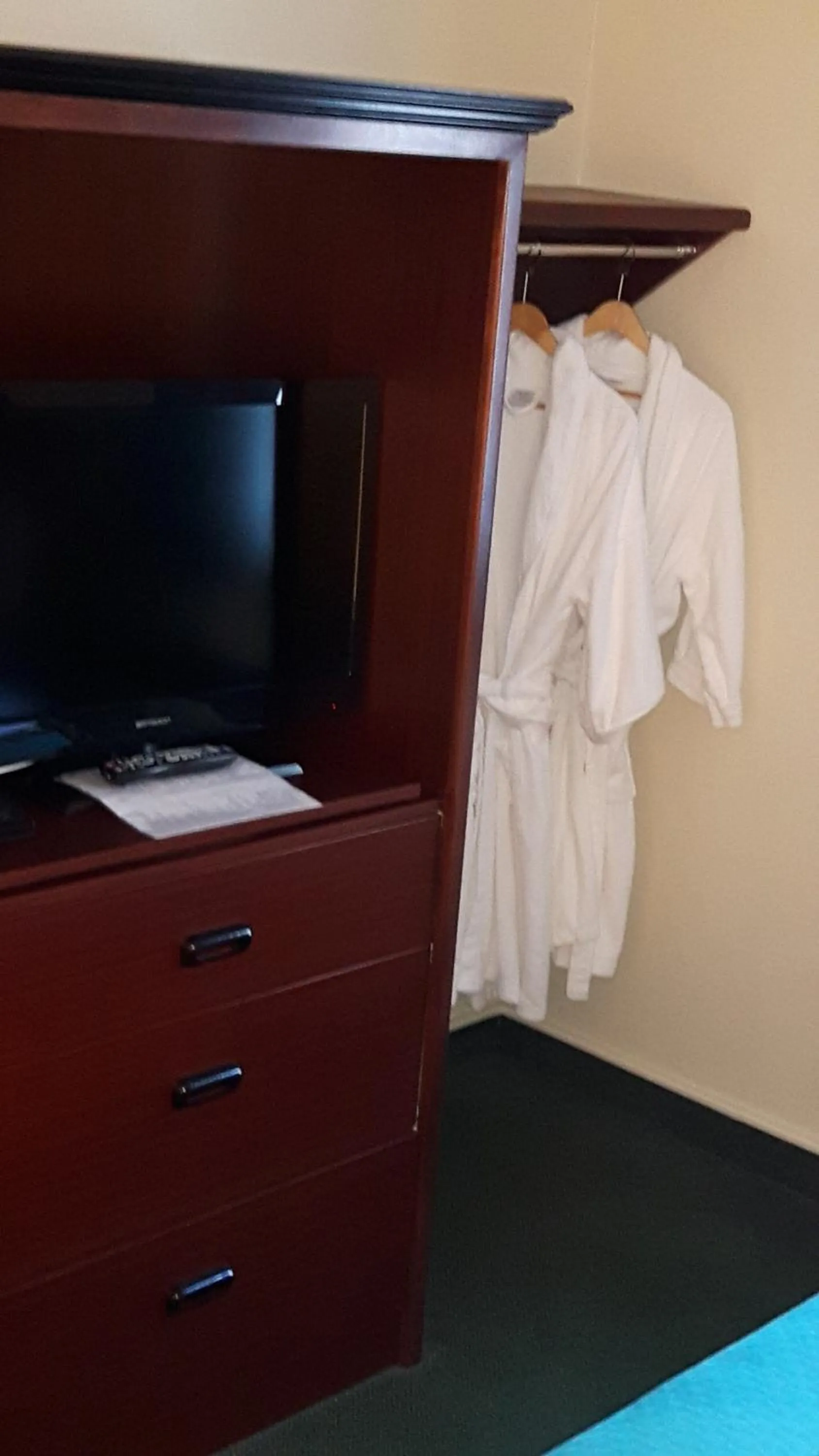 Jacuzzi King Suite - Non Smoking in Super 8 by Wyndham Moose Jaw SK