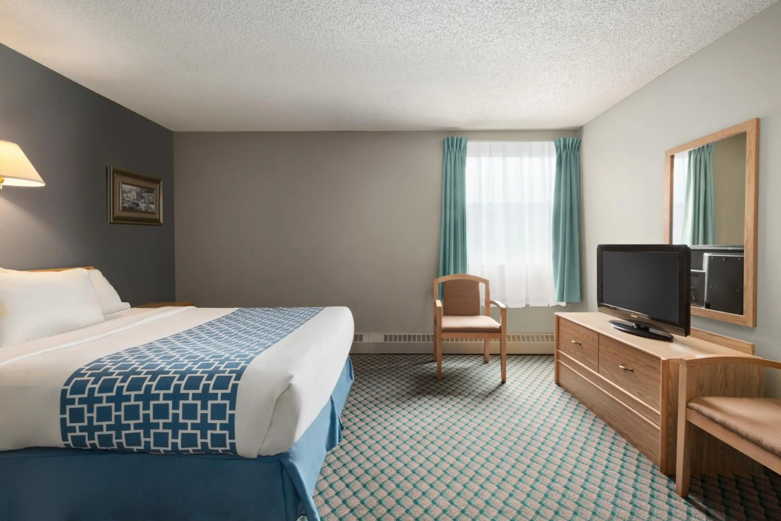 Deluxe Queen Room in Travelodge by Wyndham Edmonton Airport
