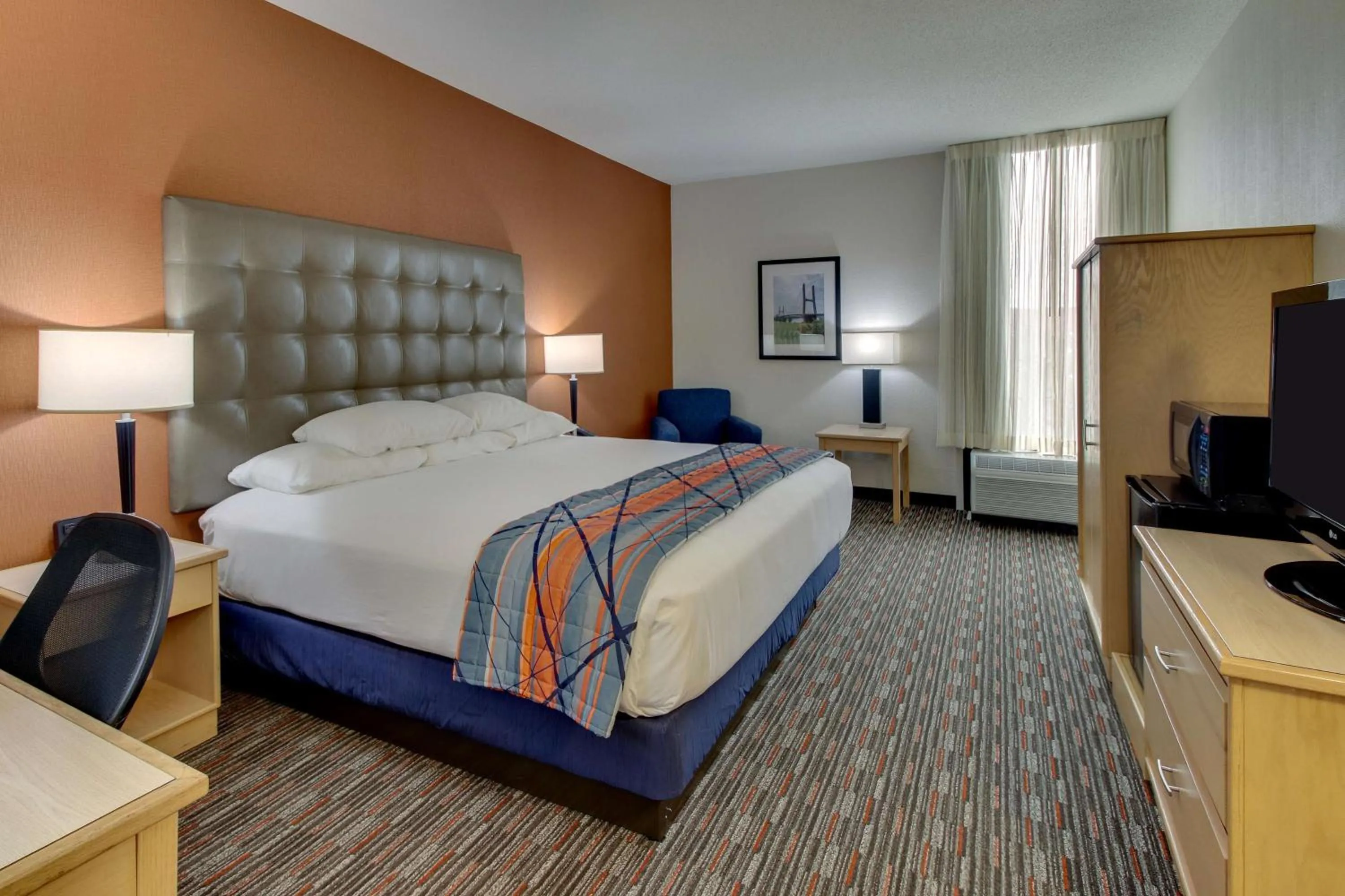 Deluxe King Room - Accessible, Roll-in Shower in Pear Tree Inn Cape Girardeau West