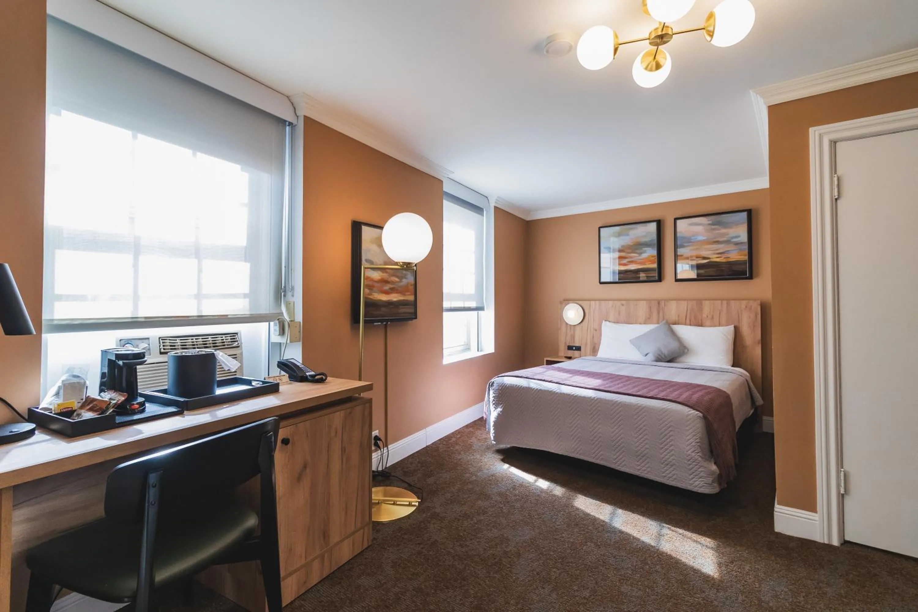 Queen Room in Historic Sonora Inn