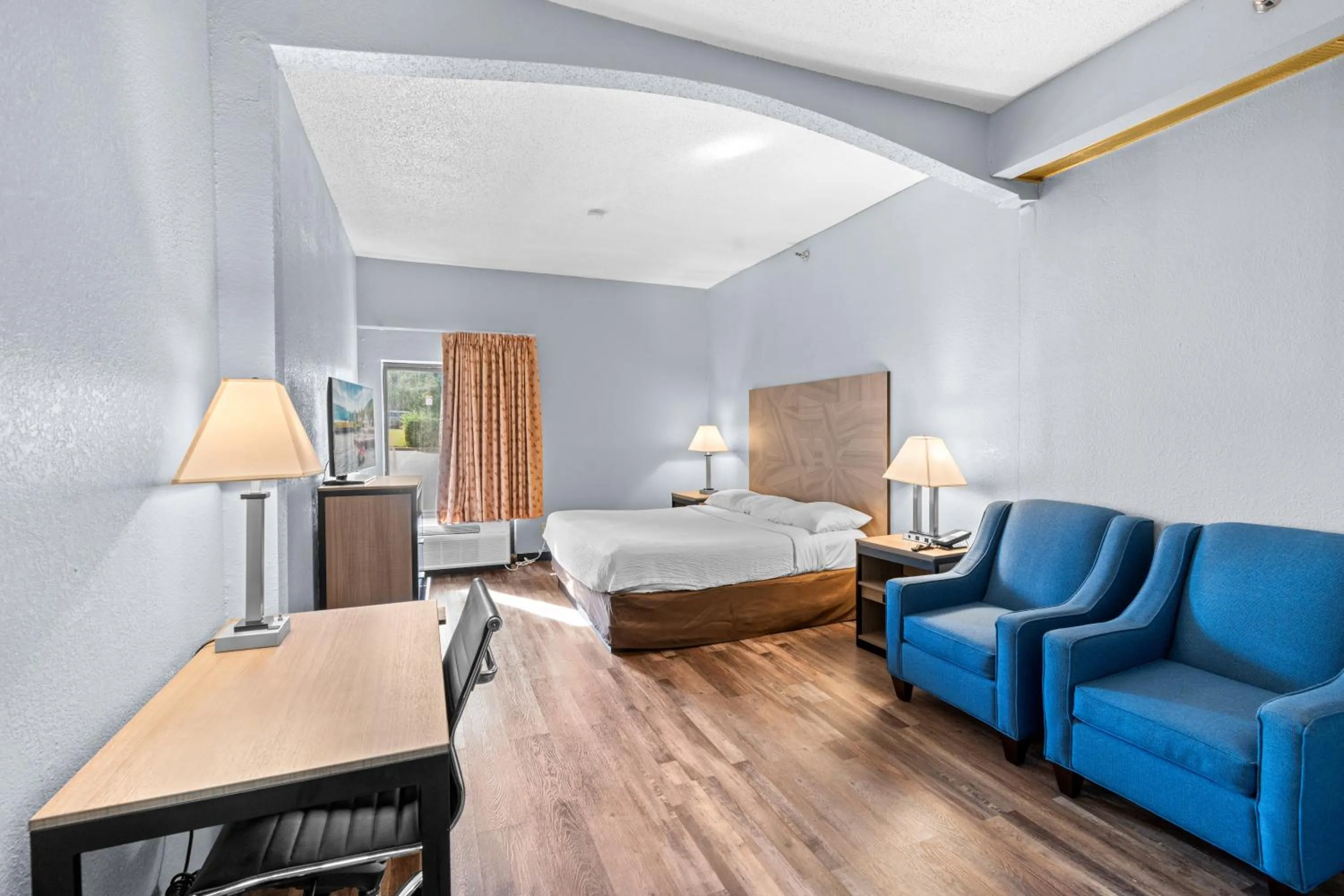 Business King Room in Baymont by Wyndham Lawrence