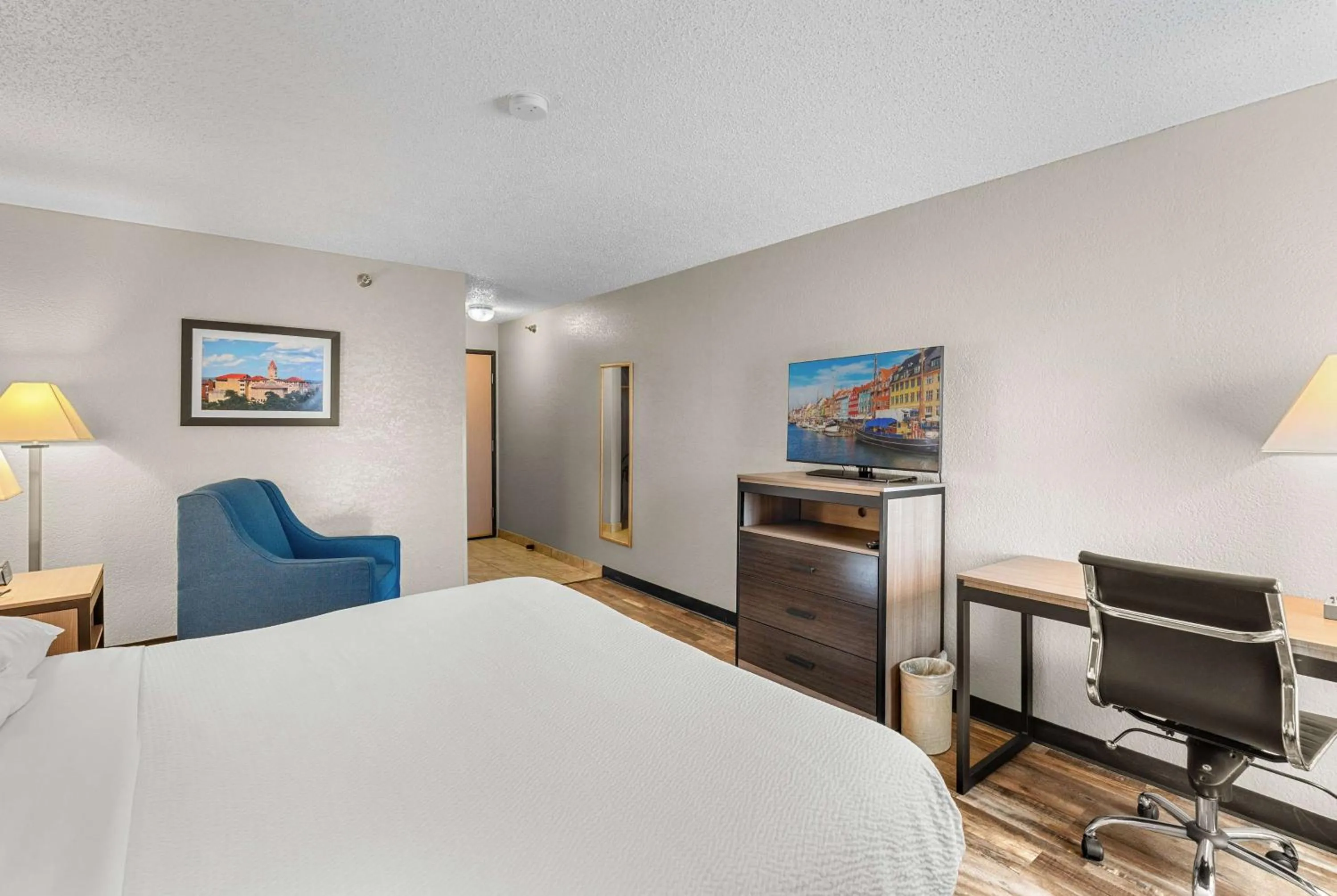 King Room with One King Bed and Jetted Tub - Non-Smoking in Baymont by Wyndham Lawrence