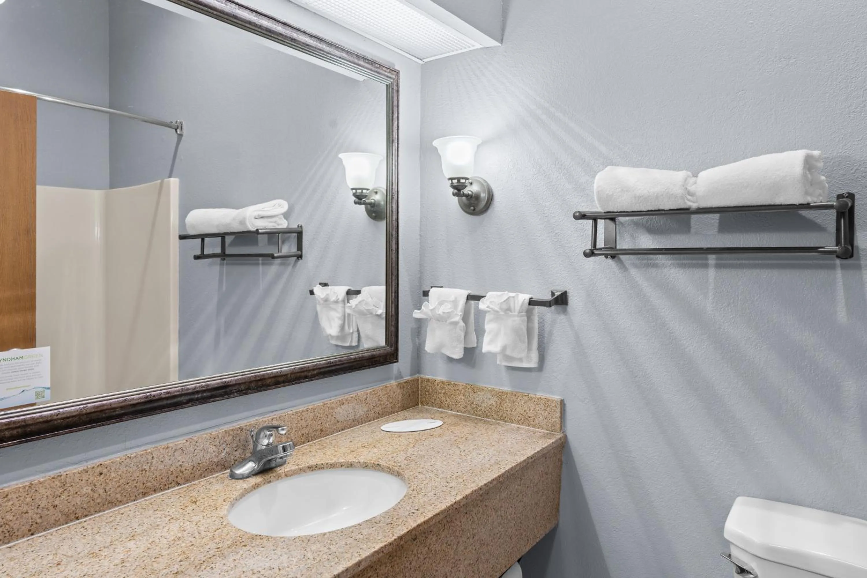 King Room with Bath Tub with Grab Bars - Mobility Accessible/Non-Smoking in Baymont by Wyndham Lawrence