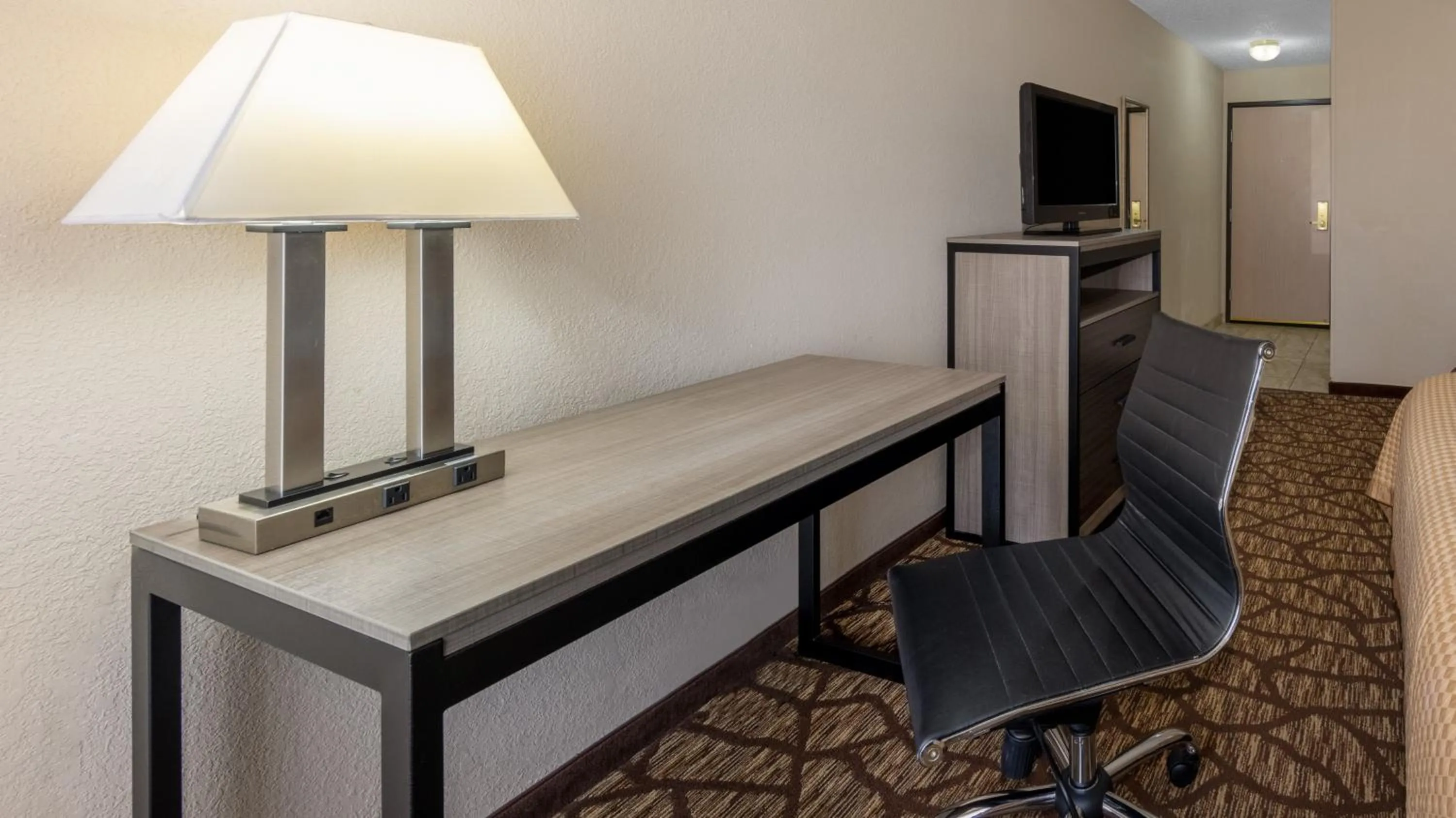 King Room - Non-Smoking in Baymont by Wyndham Lawrence