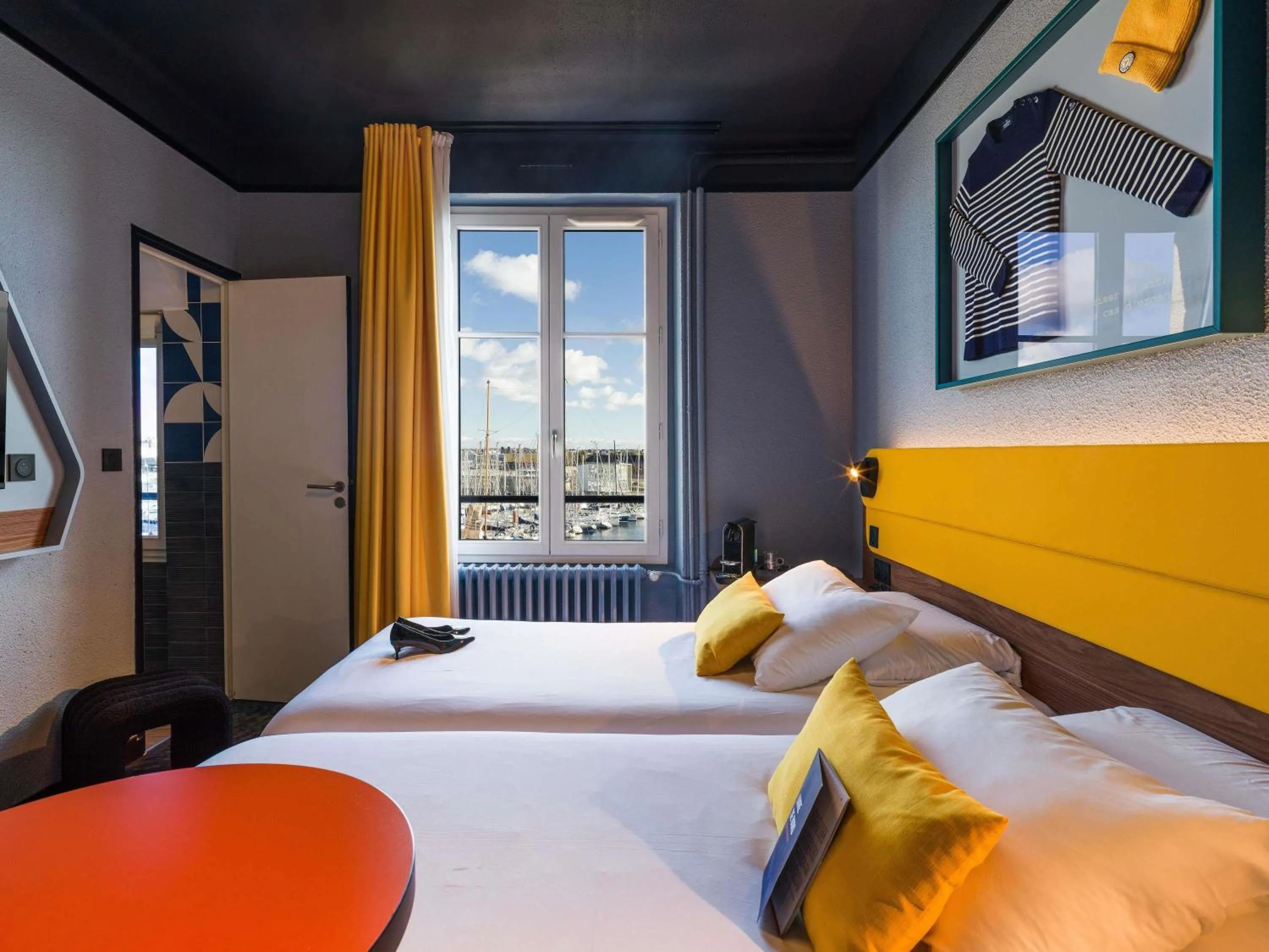 Twin Room with Harbor View in ibis Styles Saint Malo Centre Historique