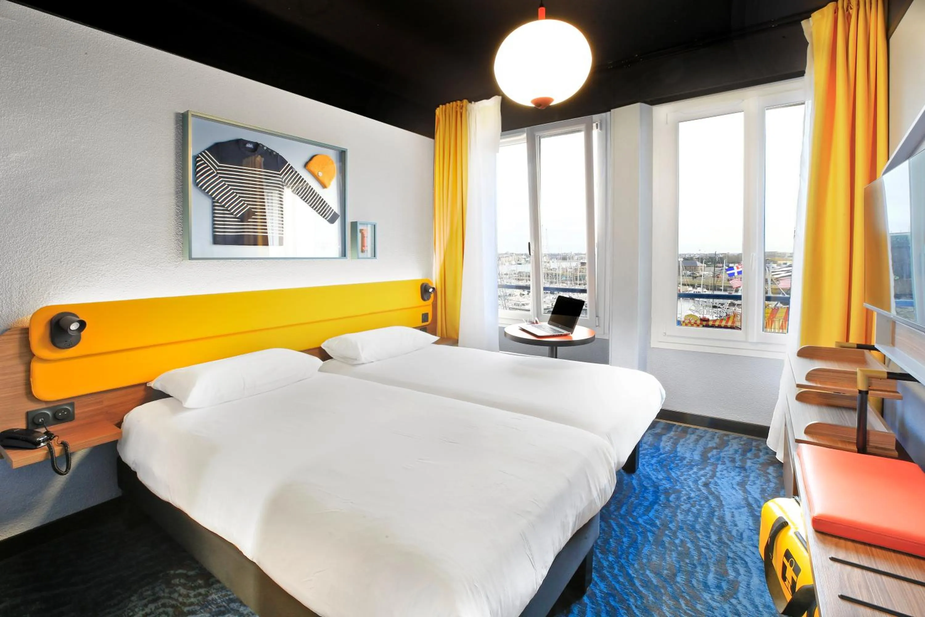 Twin Room with Harbor View in ibis Styles Saint Malo Centre Historique