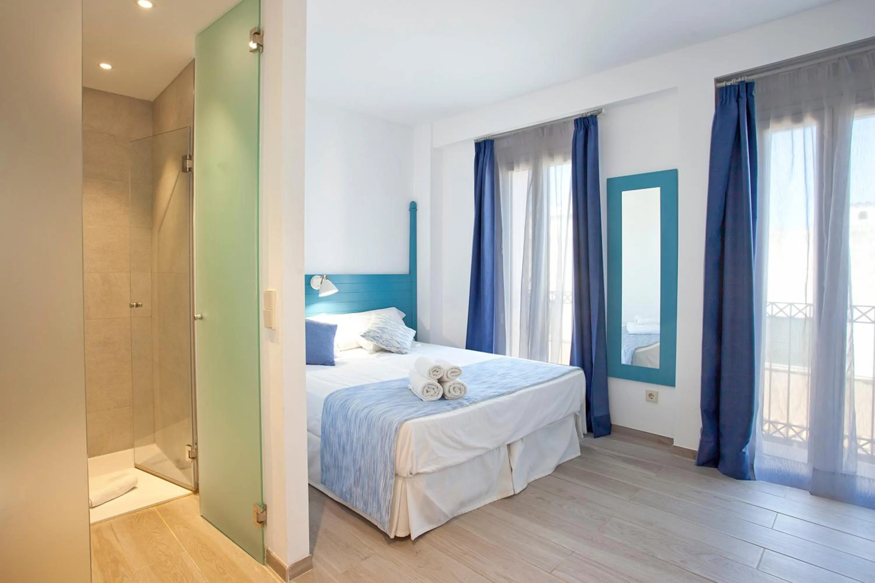 Double or Twin Room with Shower in Boutique Hotel Petit Sant Miquel