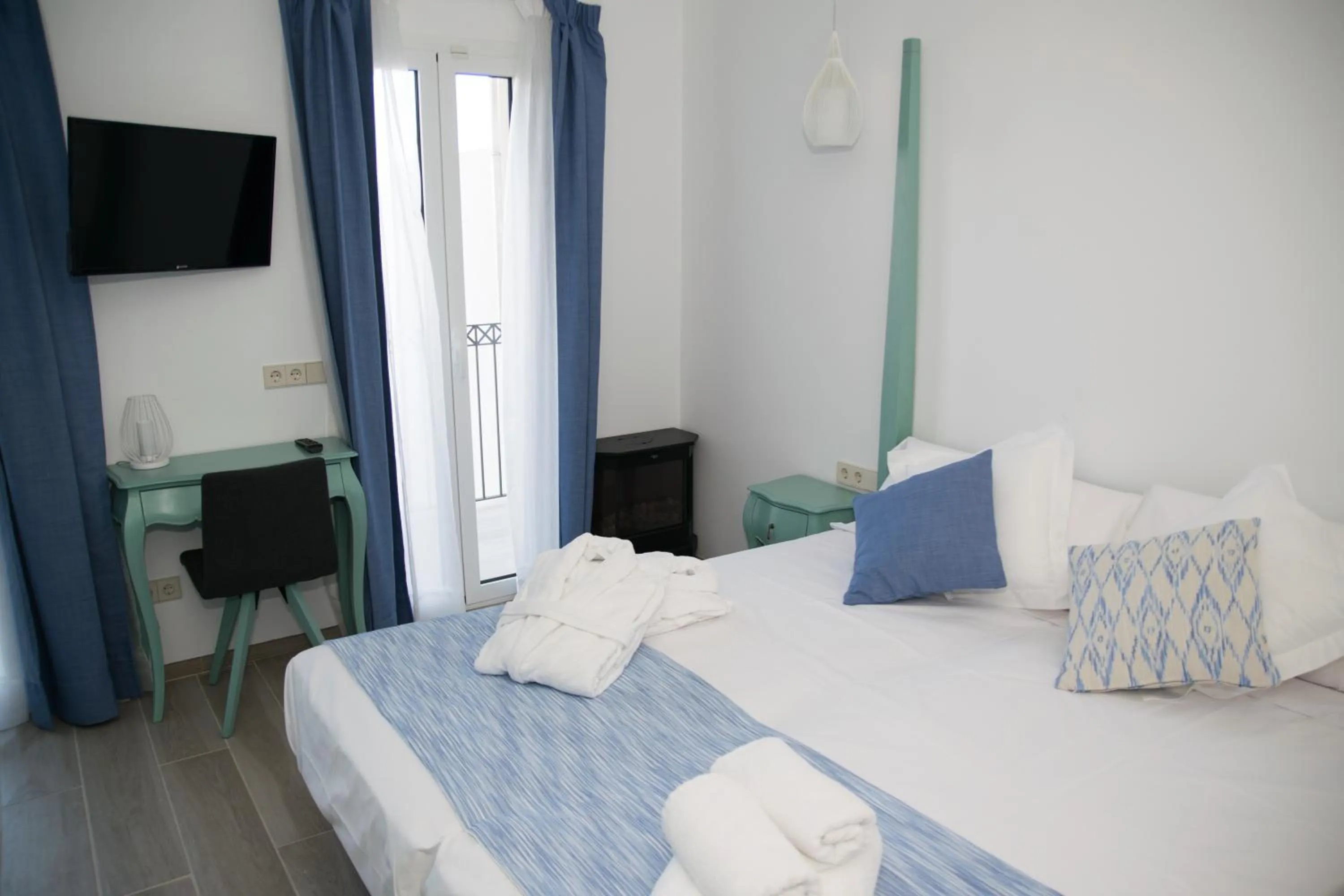 Superior Double Room with Balcony - Disability Access in Boutique Hotel Petit Sant Miquel