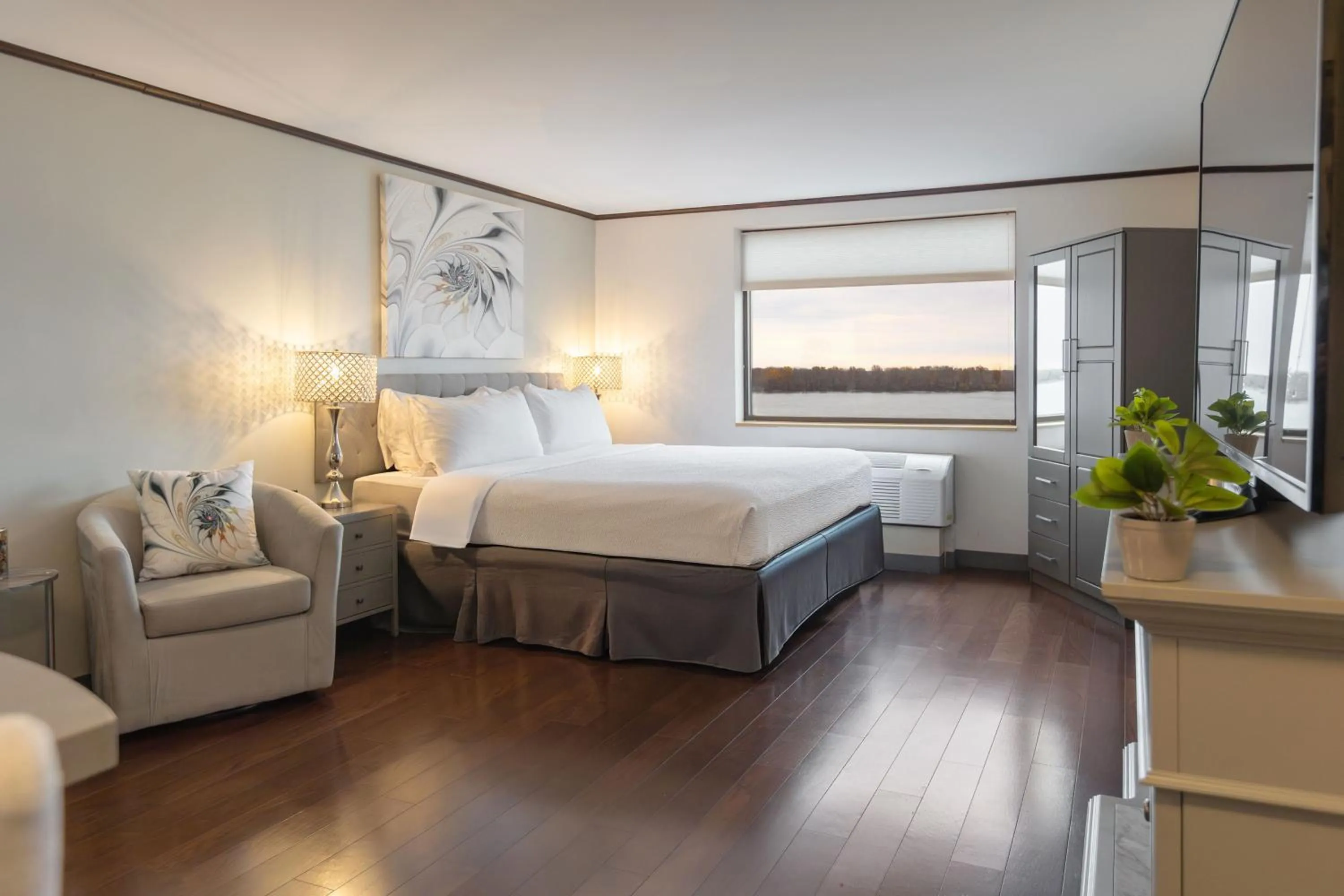 Premium King Room with River View in Niagara Riverside Resort; BW Premier Collection