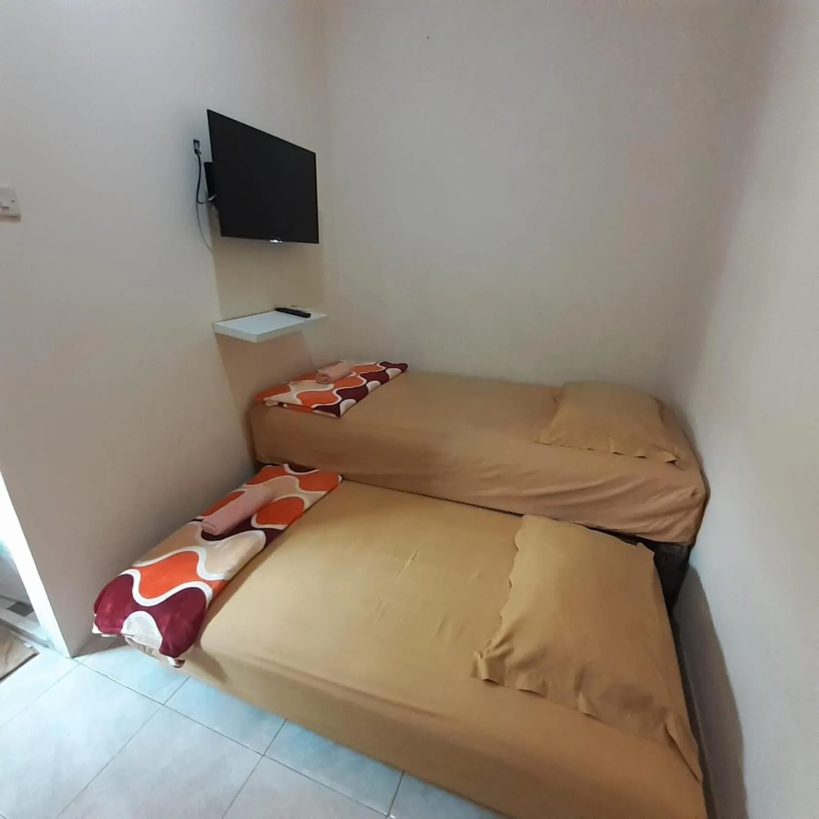 Twin Room with Private Bathroom in GIO Guesthouse Bogor