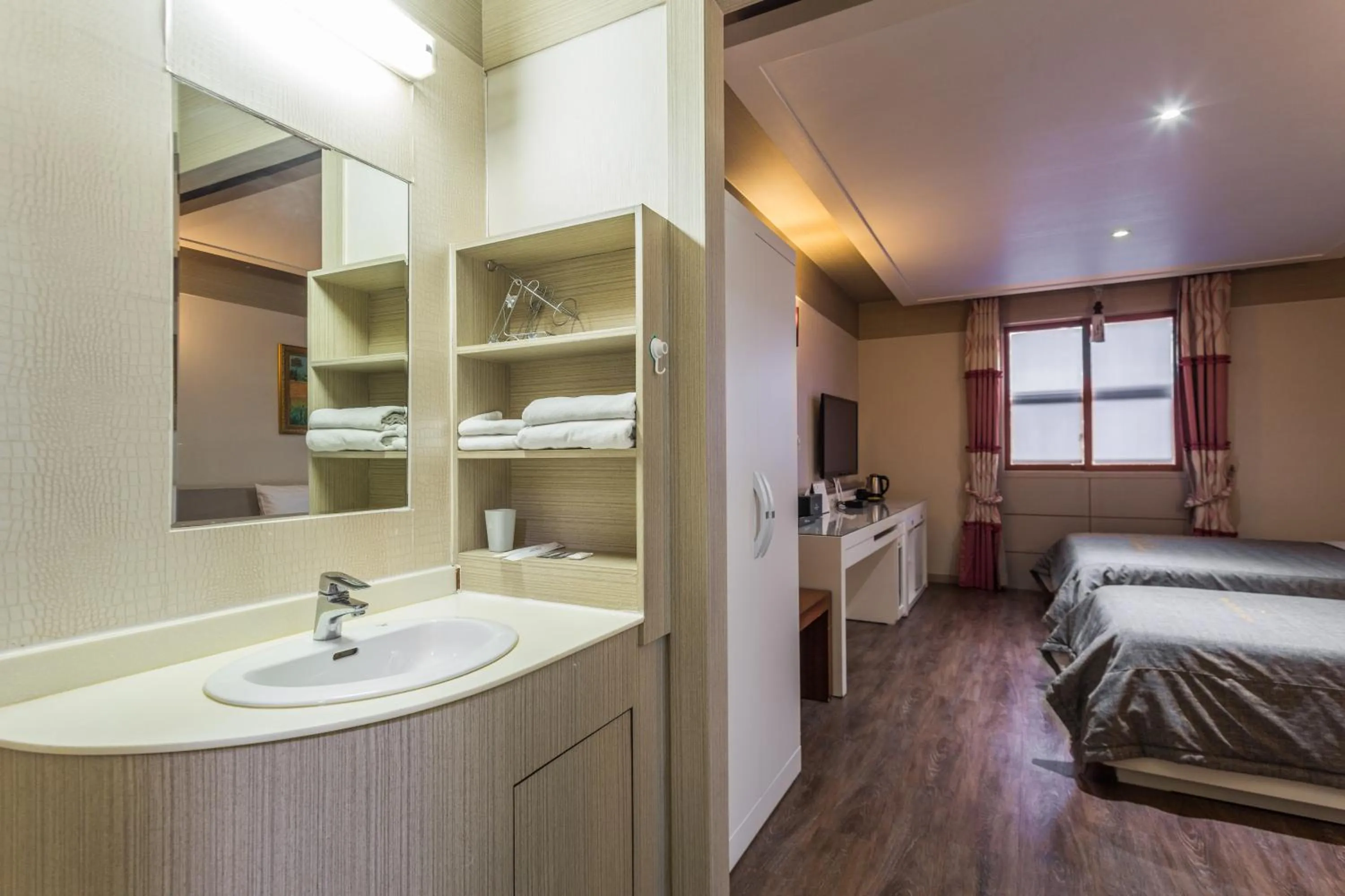 Deluxe Twin Room in Incheon Airport Hotel