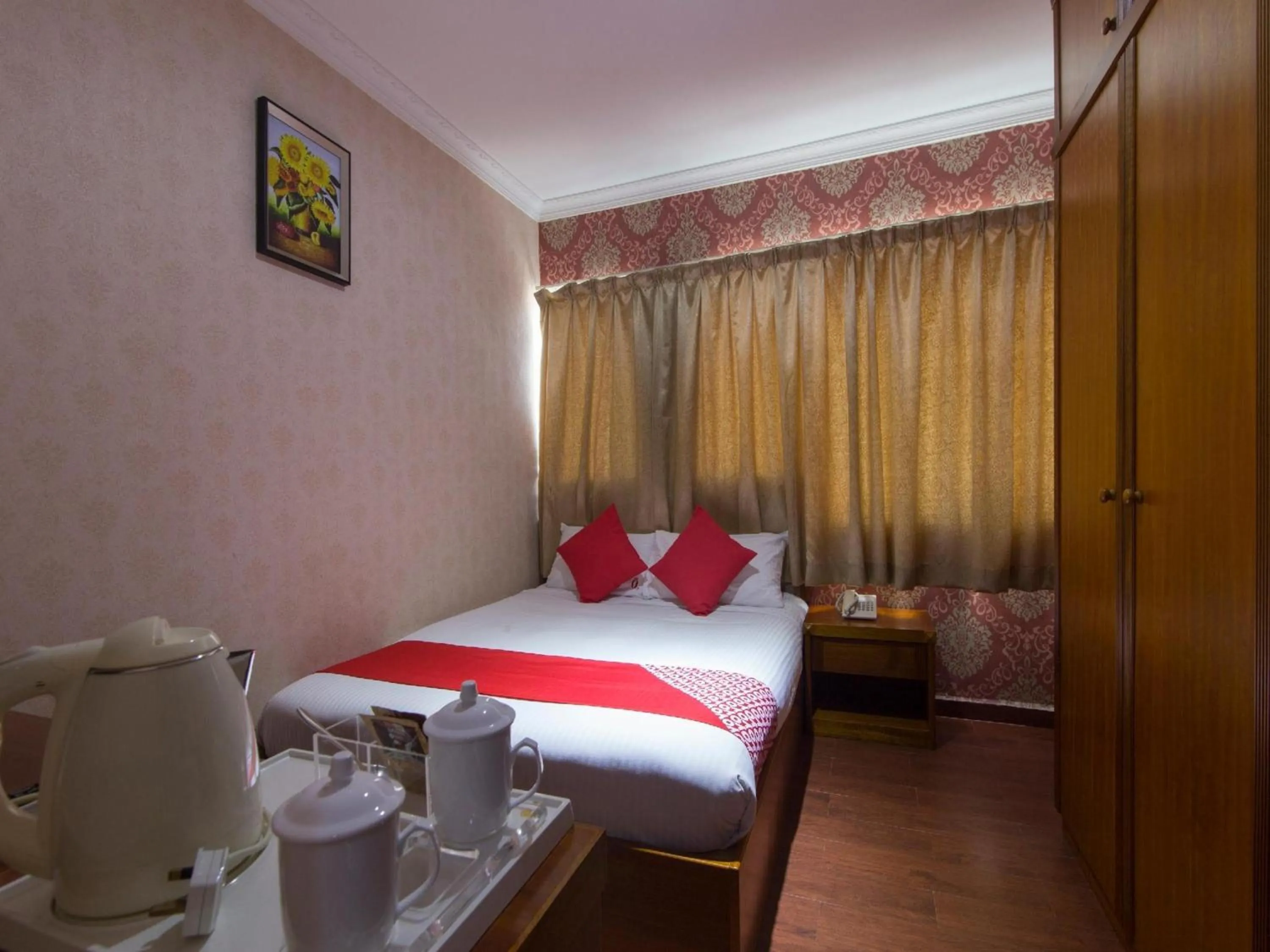 Deluxe Double Room in Super OYO 998 Queen City Hotel