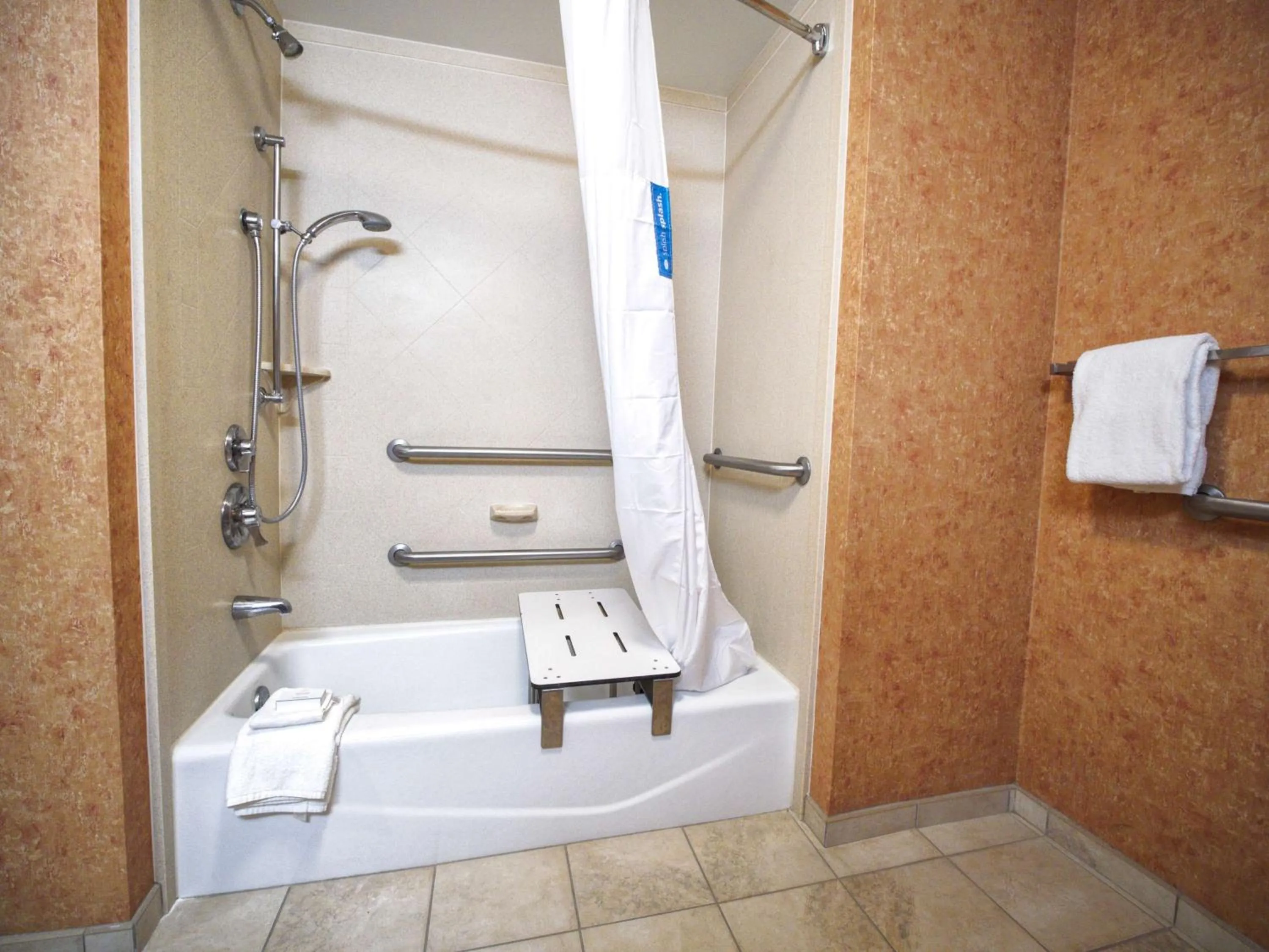 King Room with Accessible Tub - Mobility and Hearing Access/Non-Smoking in Hampton Inn & Suites Elk City