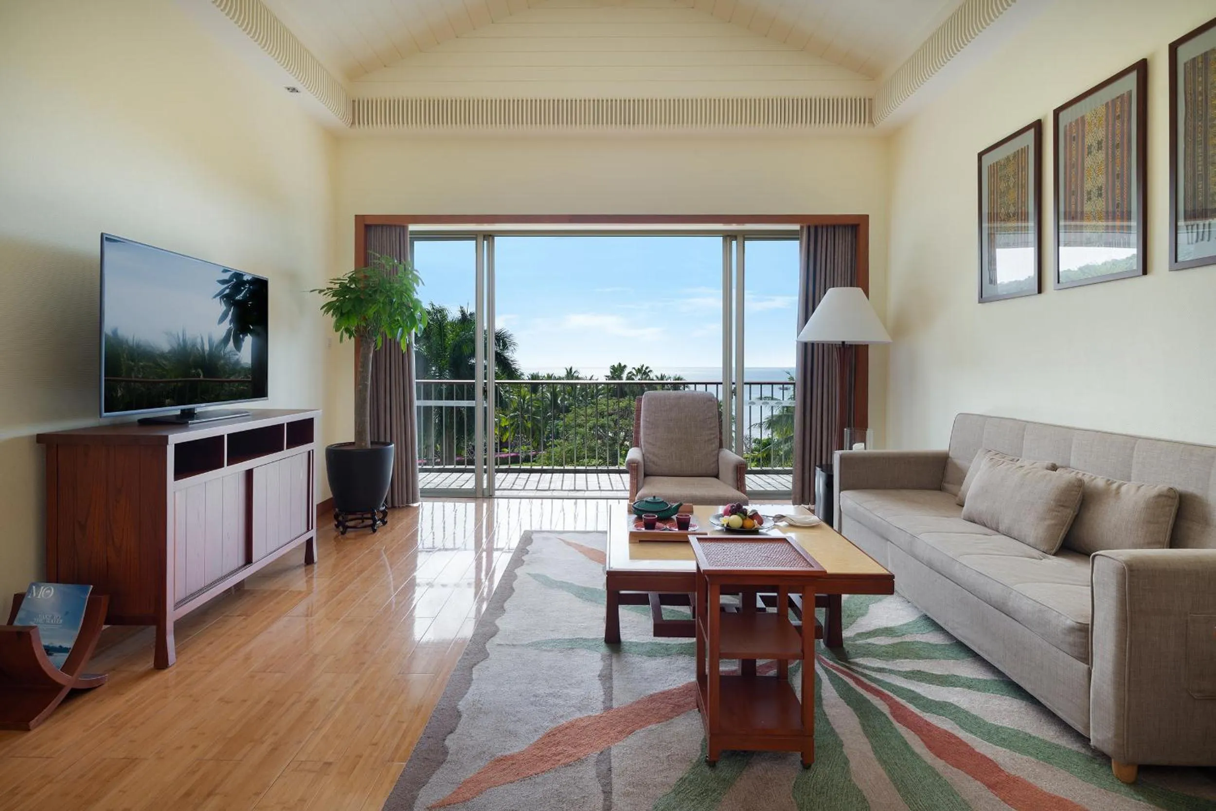 Smart Package -  Ocean view suite room (Need to make appointment 1 day in advance: Limos pick-up service from Sanya Phenix Airport+30-miniute photo-shooting ） in Mandarin Oriental, Sanya