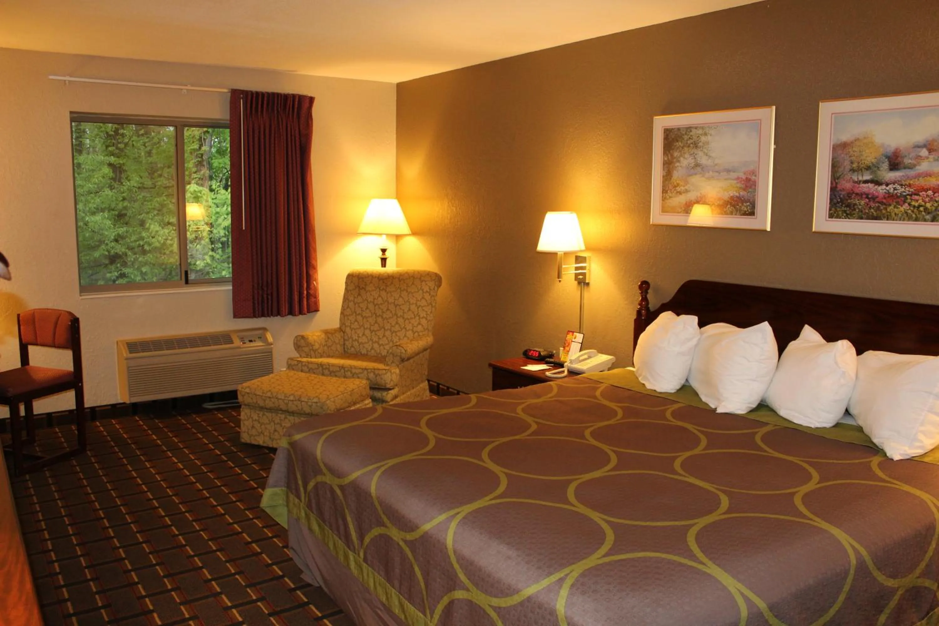 Queen Room - Mobility Access/Non-Smoking in Super 8 by Wyndham Valparaiso