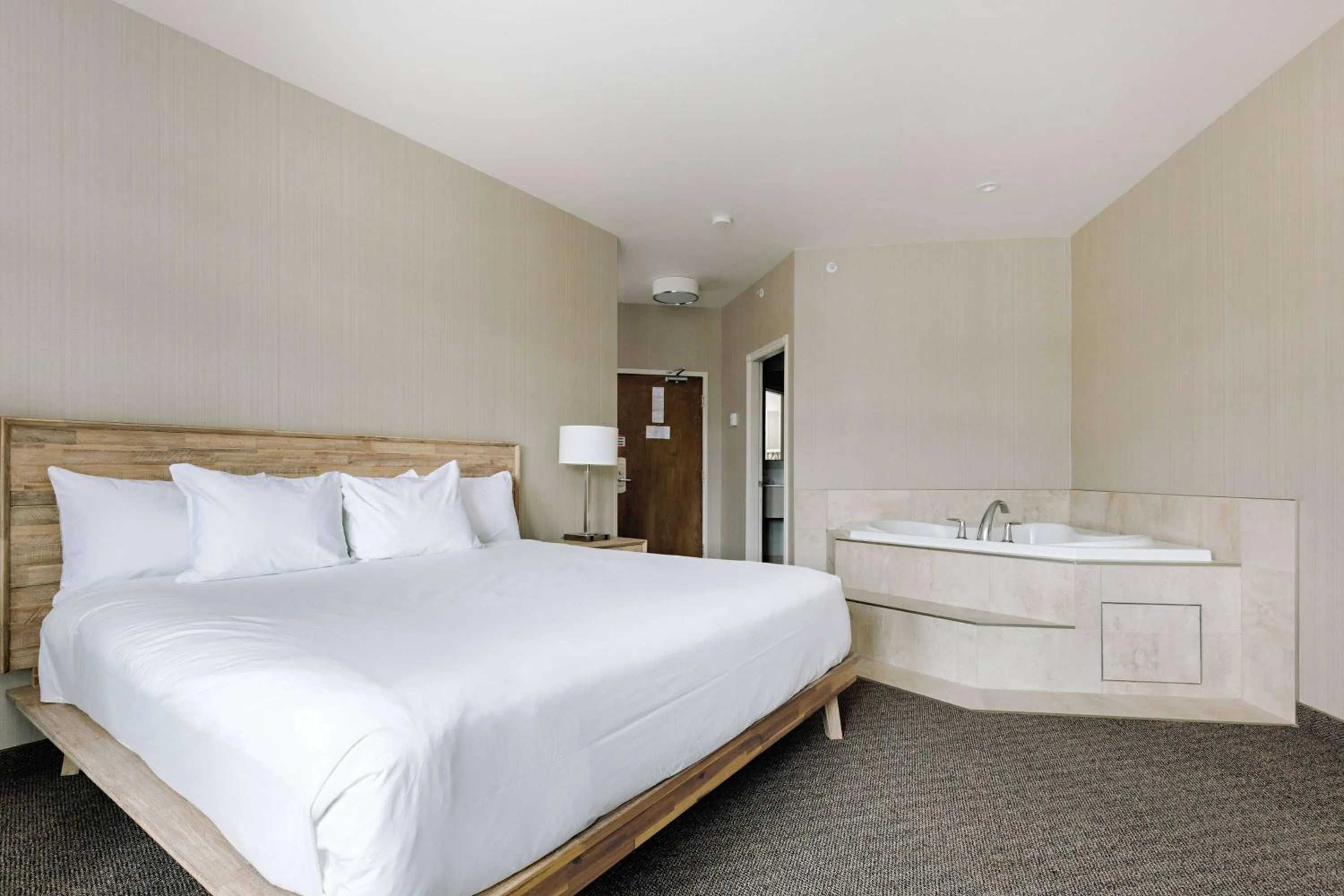 Business King Room - Non-Smoking in Balcomo, a Ramada by Wyndham