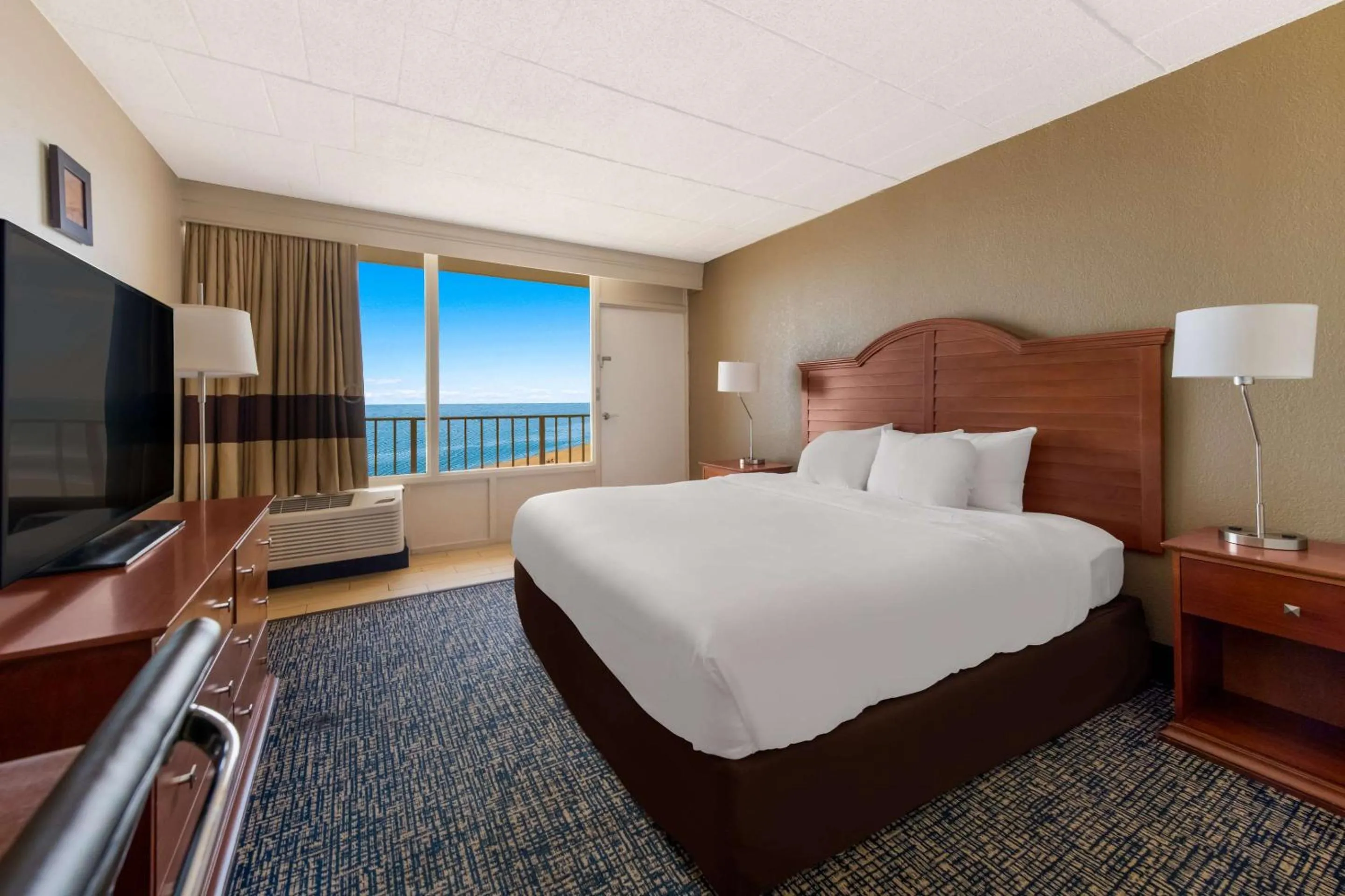 King Room with Ocean View in Comfort Inn South Oceanfront
