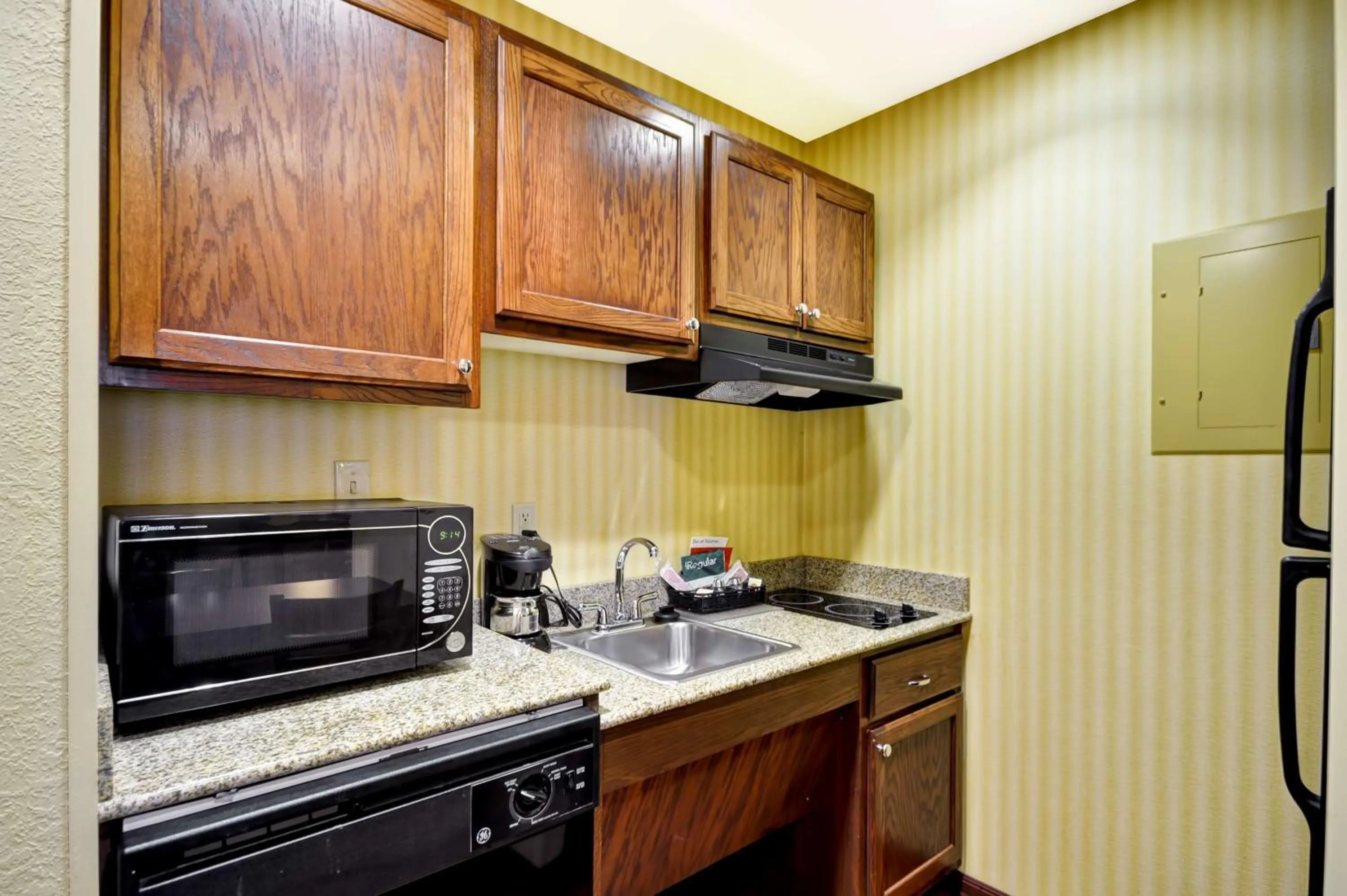 King Suite with Accessible Tub - Mobility and Hearing Access/Non-Smoking in Homewood Suites by Hilton Tulsa-South